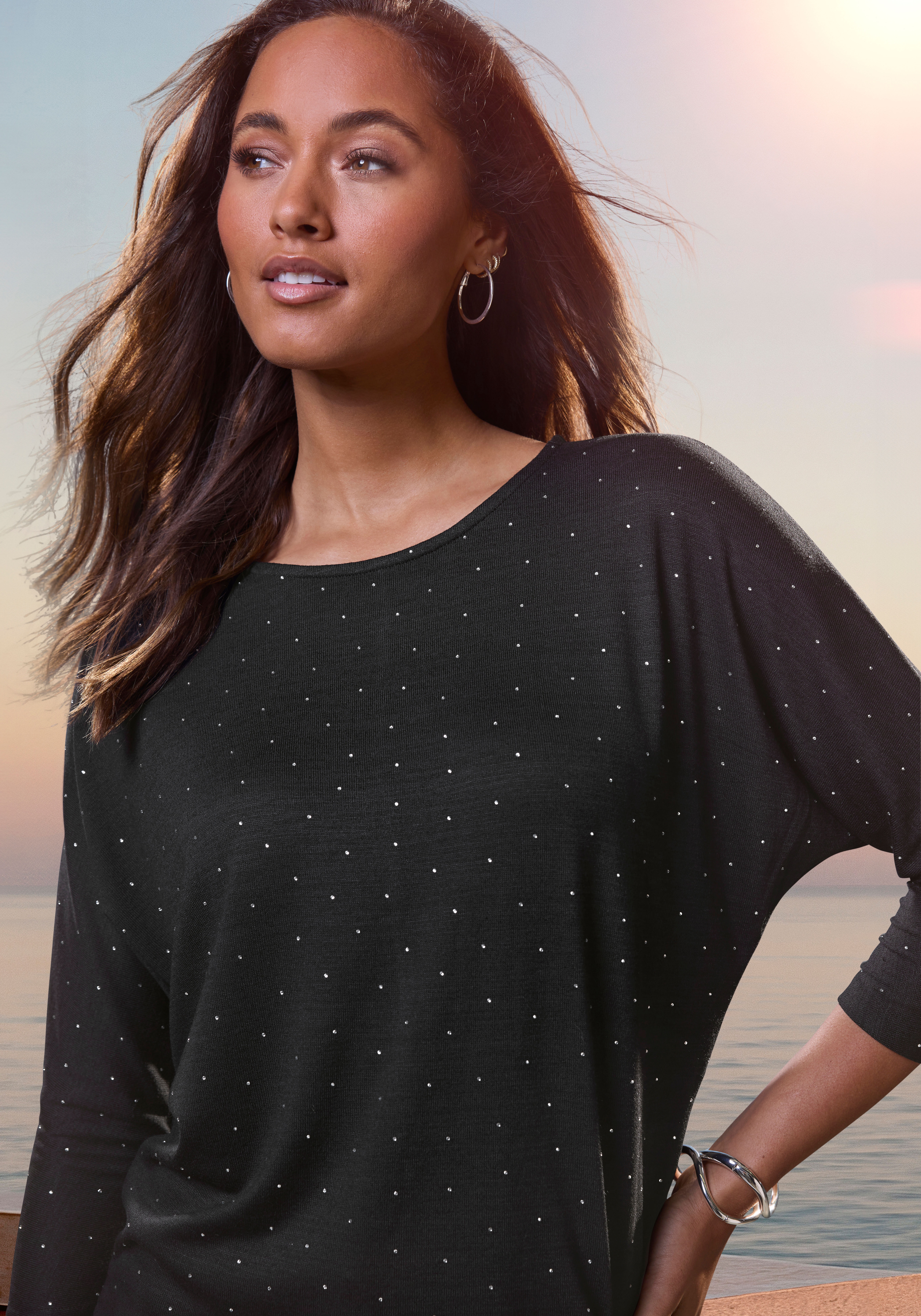Rundhalsshirt LASCANA "mit funkelnden Strass-Steinen", Damen, Gr. 36/38, schwarz, Strick, Obermaterial: 50% Viskose (LENZING™ ECOVERO™), 46% Polyester, 4% Elasthan, Glitzermuster, figurumspielend, Rundhals, Shirts, aus weichem Viskose-Strick Image