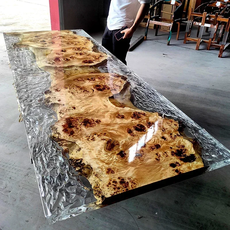 Epoxid-Couchtisch aus Kristall. Couchtisch aus massivem Holz mit Nussbaum-Palisanderholz Image
