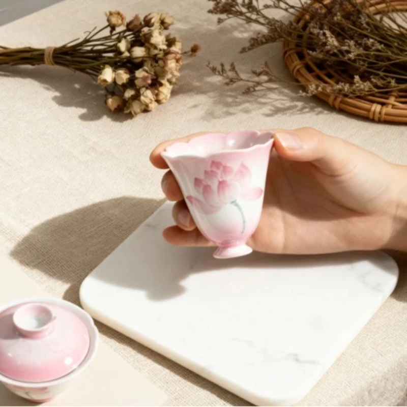 Rosa handbemalte Lotus-Teetasse aus Keramik mit ausgestelltem Rand, Zen-Teeschale für Kung-Fu-Zeremonie, Blumendesign, HighStem-Nipptasse Image