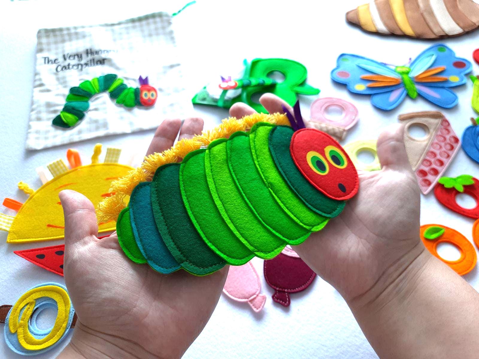 "Set di storie in feltro \"Il bruco mai sazio\" per bambini piccoli, gioco di bottoni in feltro con bruco / festa di compleanno a tema bruco"