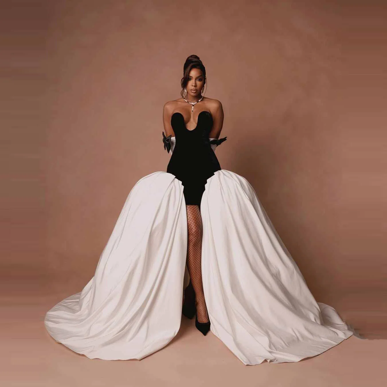 Eleganz Schwarz Weiß Damen Kleid Schleife Schulterfrei Schatz Velours Formelle Abendkleider Rückenfreie Partykleider Lang Image