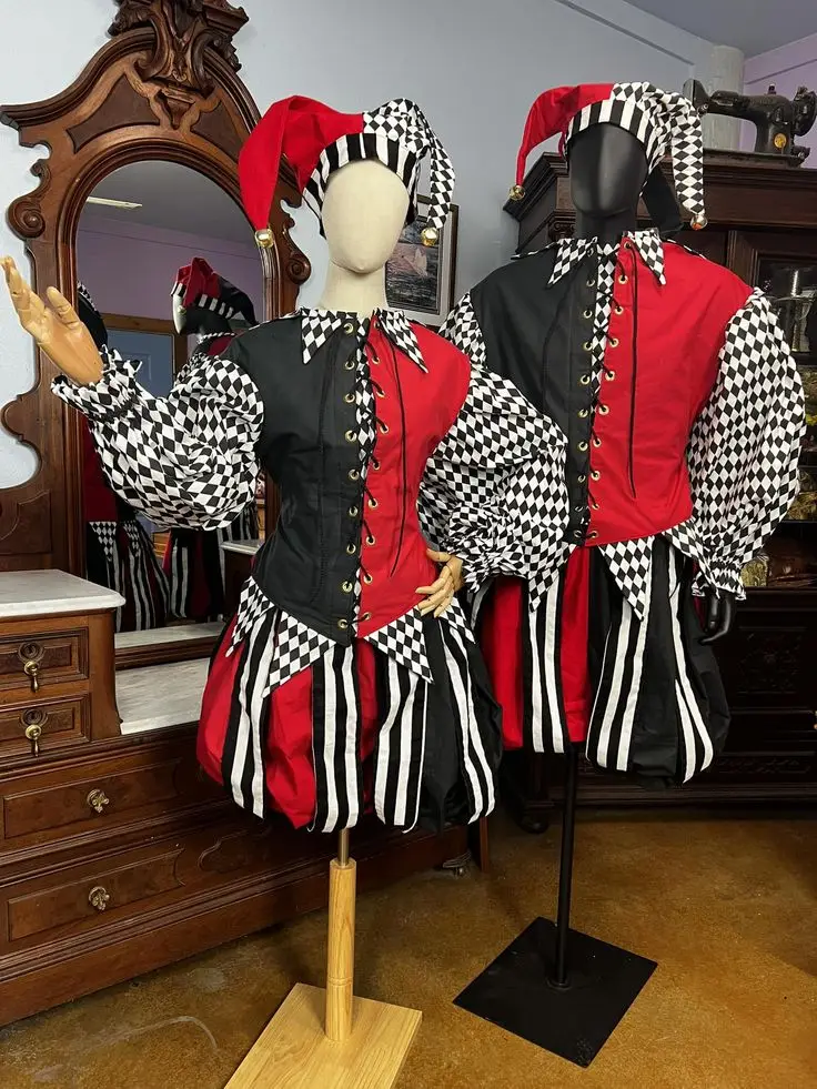 Harlekin-Kostüme sind ideal für Karnevals-Halloween- und Themenpartys. Sie haben kräftige rot-schwarz-karierte und gestreifte Drucke verfügen Image