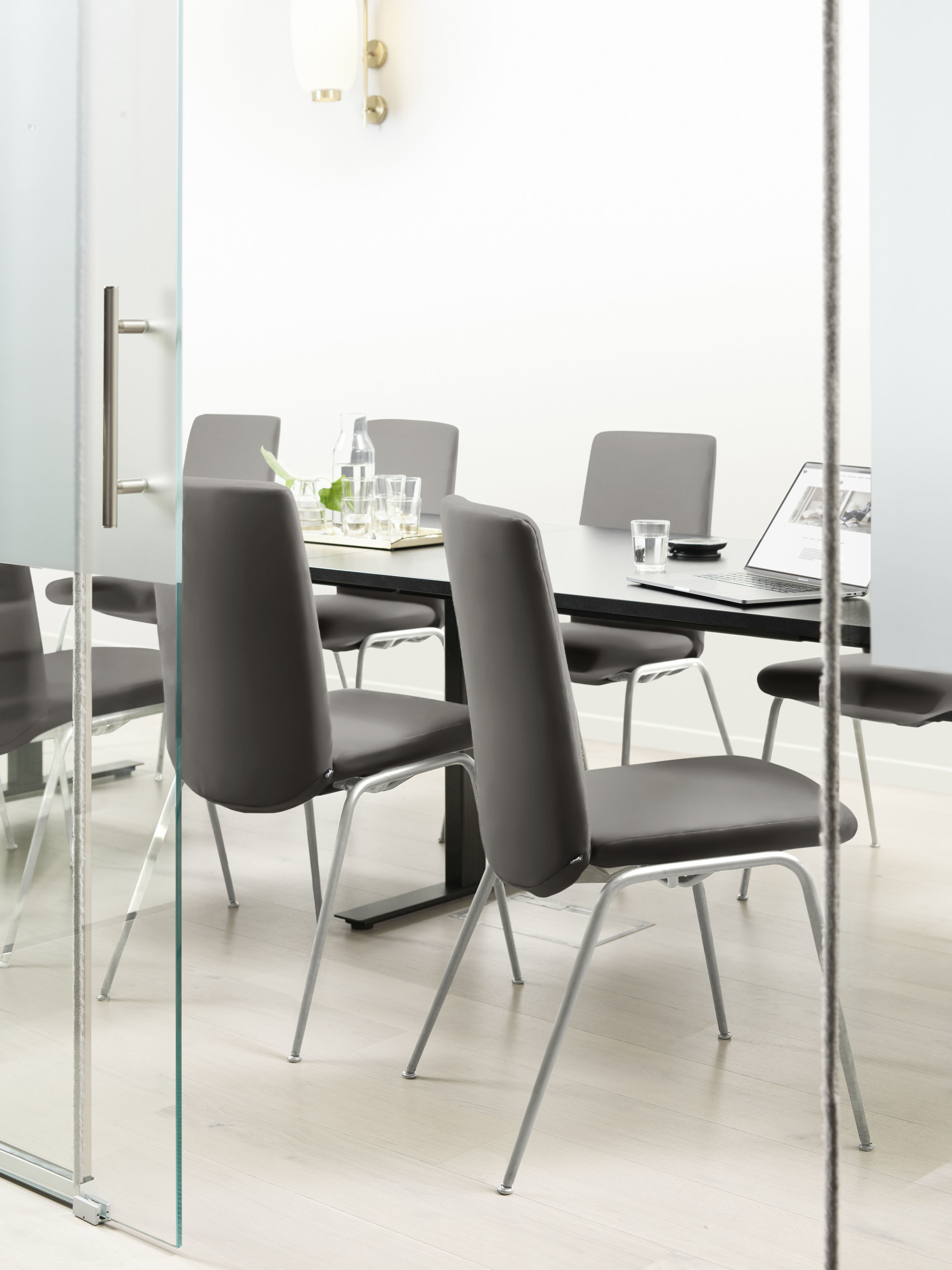 Polsterstuhl STRESSLESS "Laurel", grau (metal grau paloma, chrom glänzend), B:57cm H:92cm T:59cm, Leder PALOMA: PALOMA ist ein durchgefärbtes Semianilin-Möbelleder mit natürlicher Narbung., Stühle, Polsterstuhl Esszimmerstuhl 4-Fuß-Stuhl, Low Back,... Image
