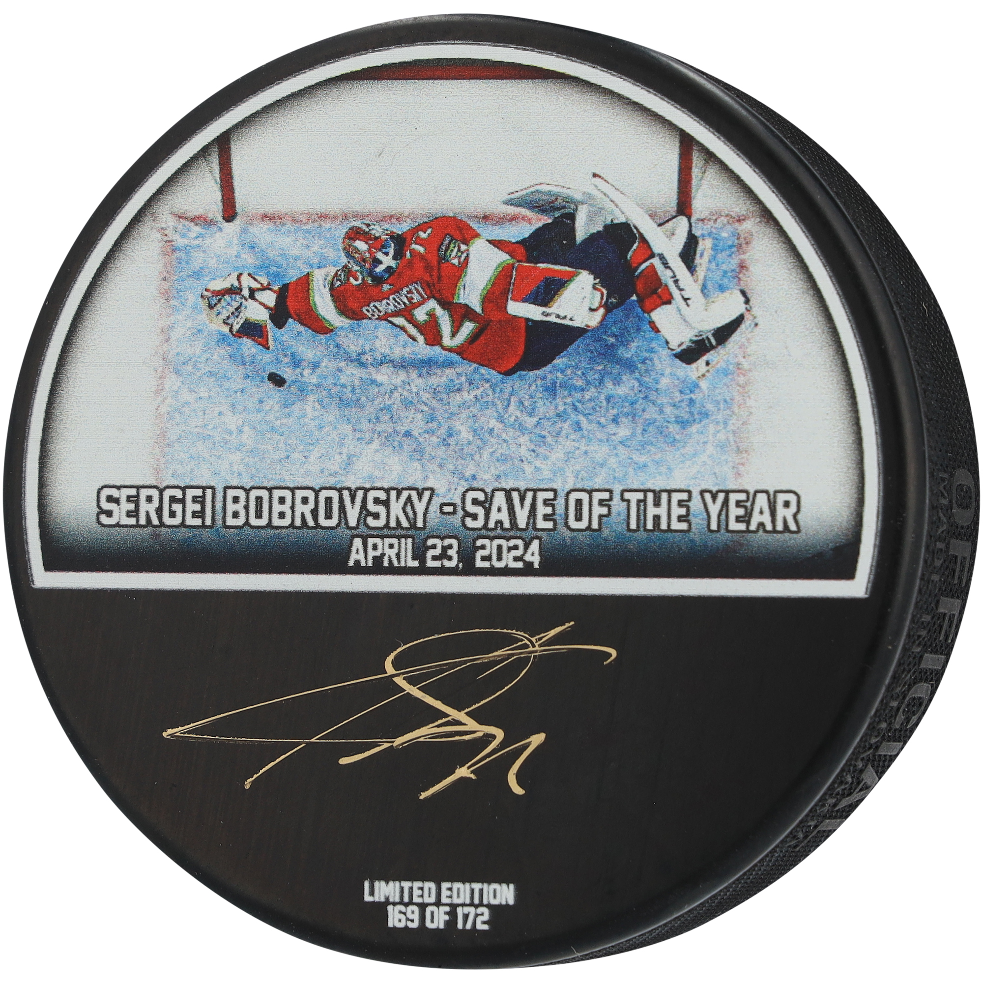Sergei Bobrovsky, Florida Panthers, signierter Hockeypuck „Diving Save“ aus den Stanley Cup-Playoffs 2024 – limitierte Auflage von 172 Stück – in Gold signiert Image