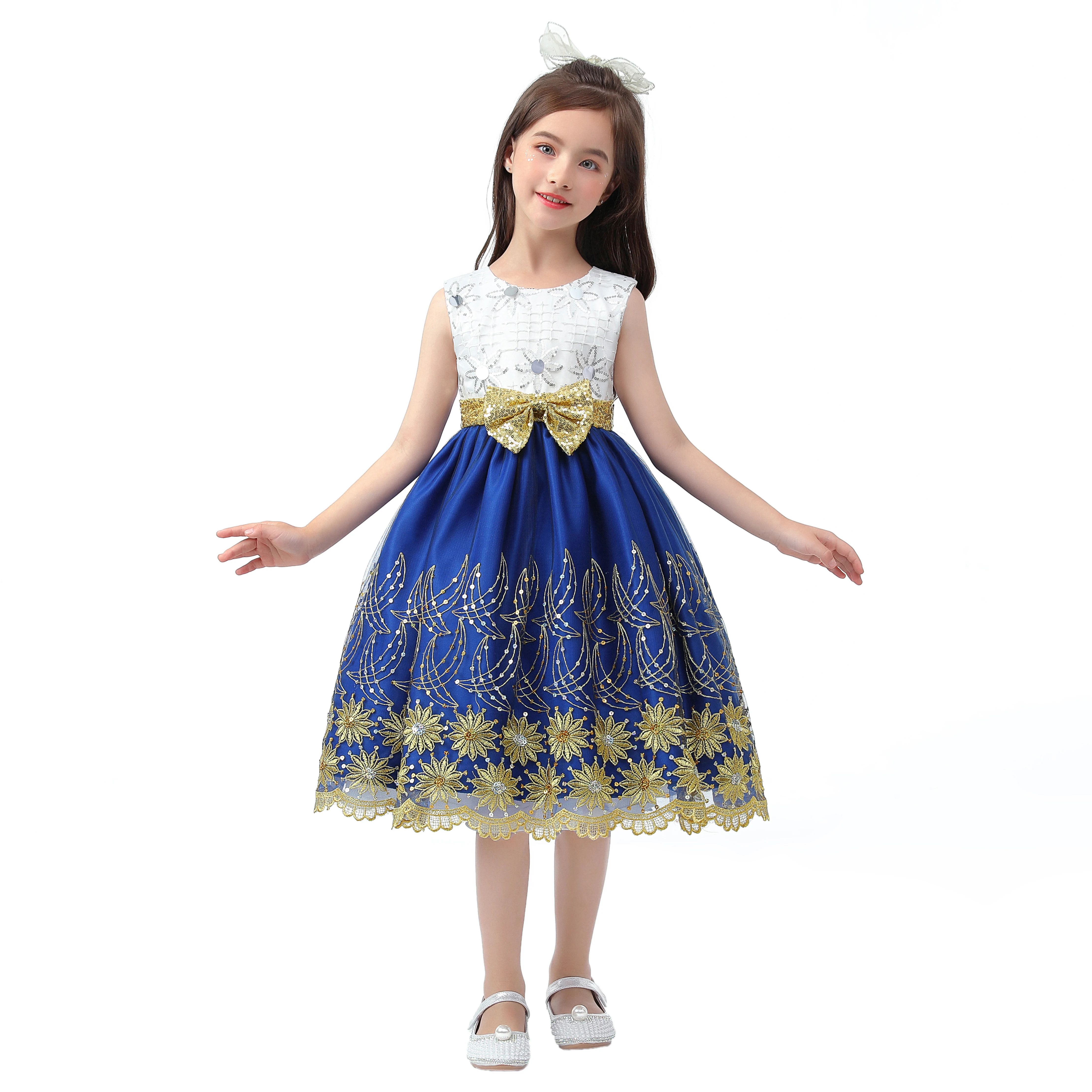 Kinderkleid aus Netzseide mit goldenen Pailletten und bestickten Schmetterlingsknoten am Kragen – ein Prinzessinnenkleid, ein formelles Kleid, Image