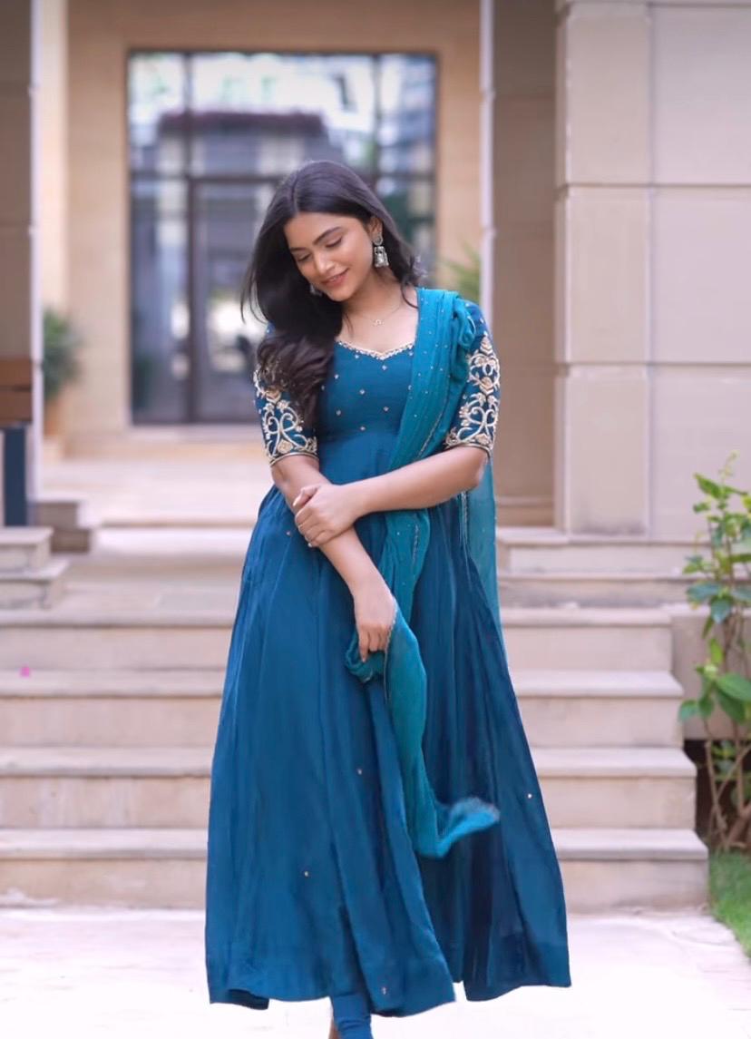 Anarkali ricamato a mano con dupatta/set completo kurta dritto/kurta blu con dupatta USA/abiti indiani/set kurta blu con pantaloni dupatta