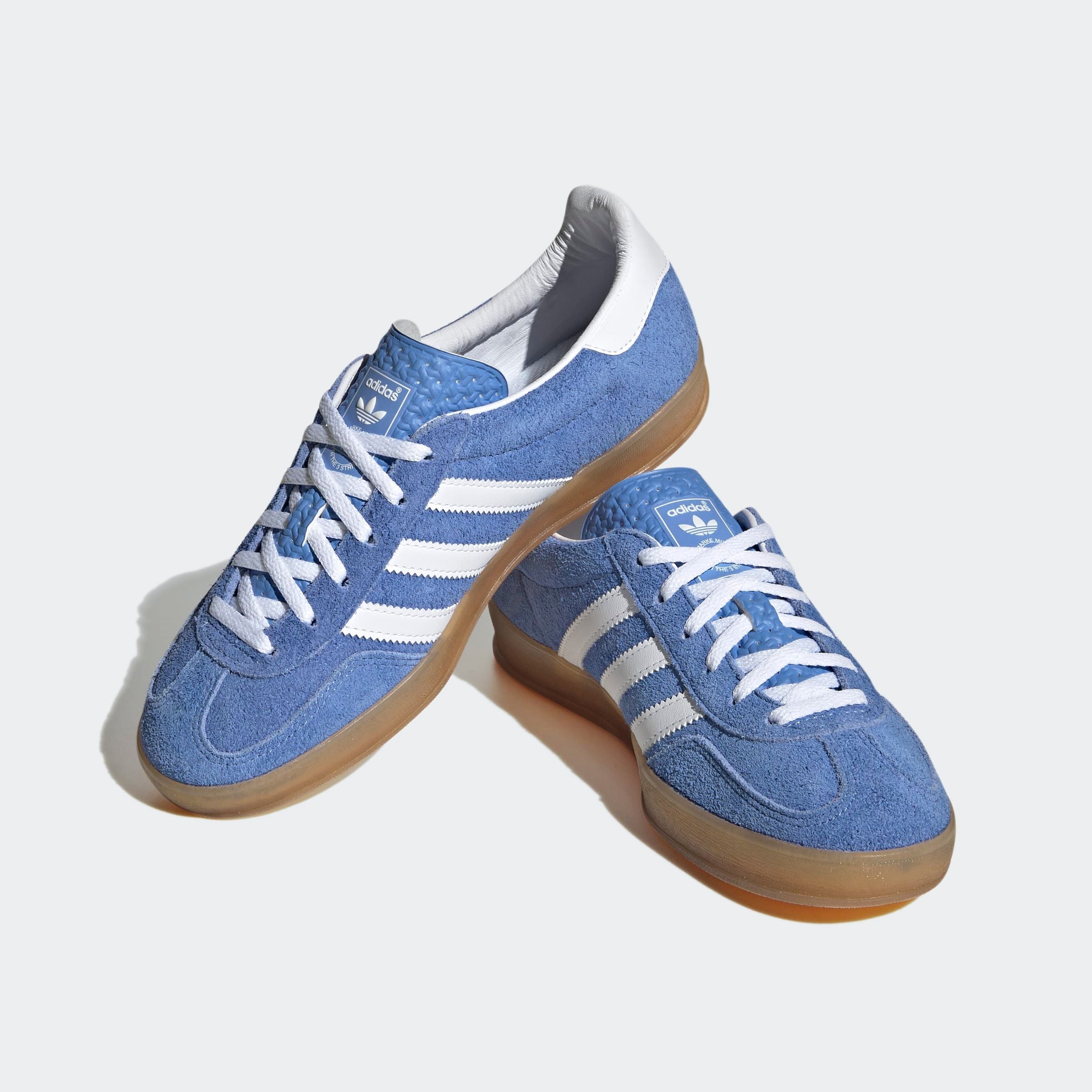 Sneaker ADIDAS ORIGINALS "GAZELLE INDOOR", Damen, Gr. 42, blau fusion, cloud weiß, gold metallic, Leder, Synthetik, Schuhe Sneaker