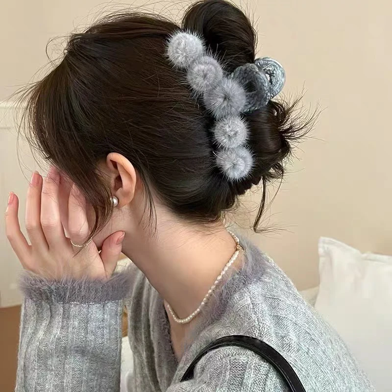 1pc Elegante Frauen Haar Klaue Plüsch Ball Haarnadeln Shark Clips Krabben Mode Mädchen Haar Zubehör Make-Up Haar Styling Barrettes Image