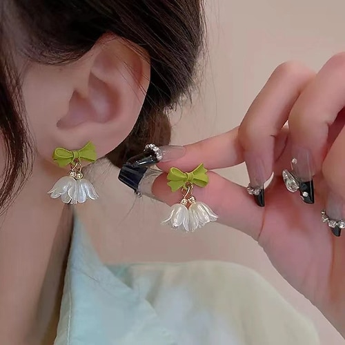 graziosi orecchini con fiocco e campanella – orecchini pendenti con fiocco in resina verde e giglio bianco per donna