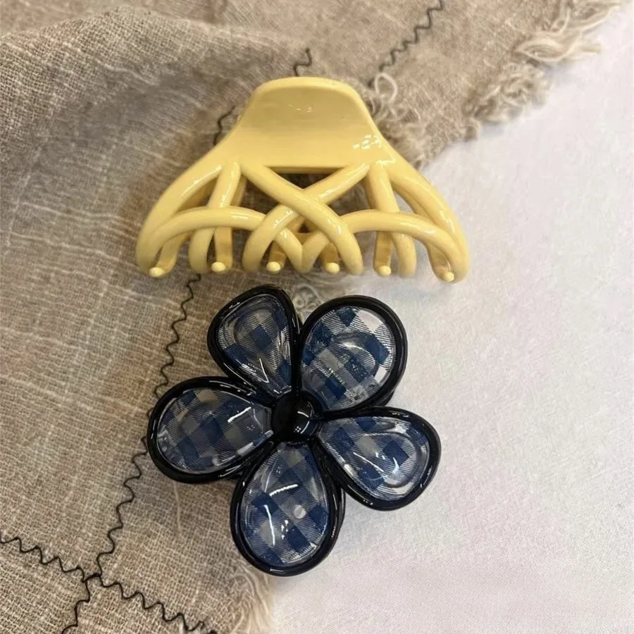 2 Stücke Elegante Plaid Blume Twisted Dreieck Hai Haar Klaue Klemme Haarschmuck Vielseitige Hinterkopf Haarspange Haarspangen Image