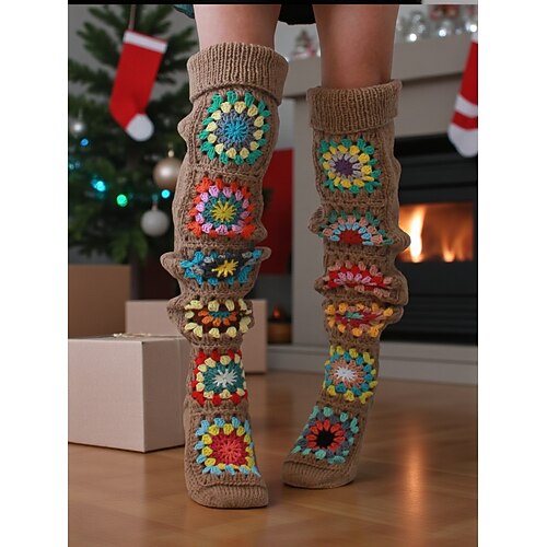 Damen-Kniestrümpfe mit weihnachtlichem Granny Square-Muster, mehrfarbiges Strickdesign für Feiertage und Wintermode Image