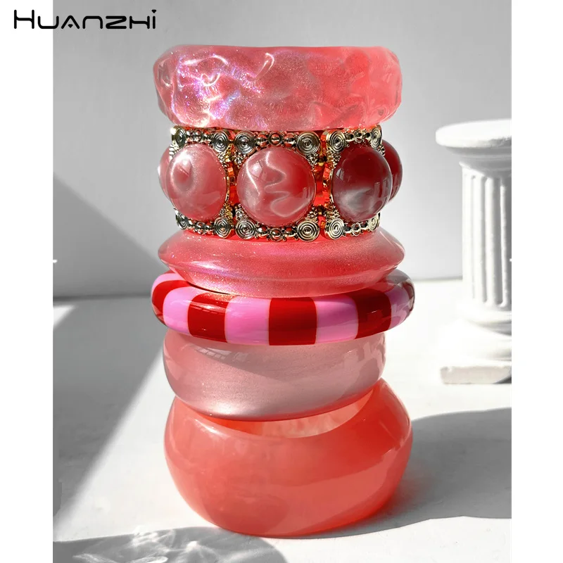 HUANZHI Süßes elegantes rosa klares Harzarmband, elastisch, gestreift, Spleißen, geometrisch, breit, transparent, Armreif, Schmuck für Frauen