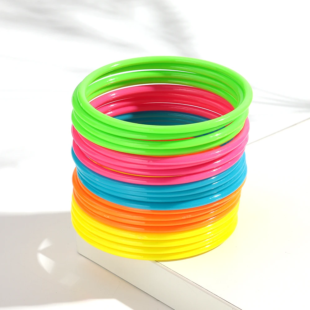 Trendige fluoreszierende bunte runde geometrische Armreifen aus Acryl, mehrfarbiges, dünnes, stapelbares Armband, Modeaccessoires Image