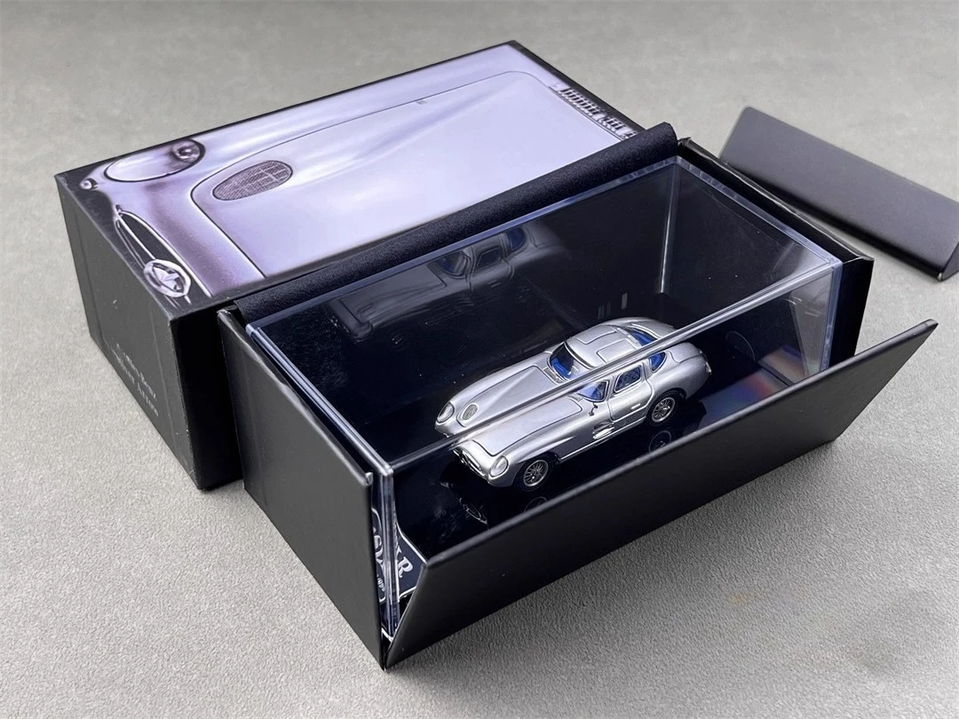 YS 1:64 SL-Klasse Mk1 300 SLR 1955, Uhlenhaut Coupe, silberblaues Innendruckguss-Modellauto Image