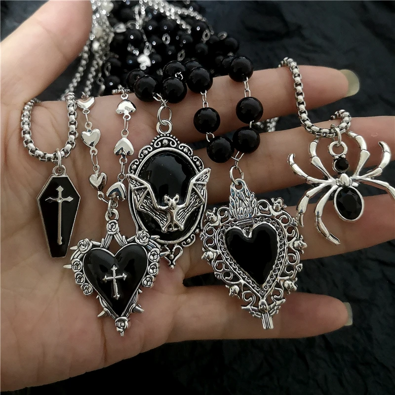 Gothic Fledermaus Kreuz Dunkler Dorn Liebe Herz Anhänger Schwarze Perle gestapelte Halskette Y2K Personalisierter Halloween Charm Grunge Schmuck Geschenk Image