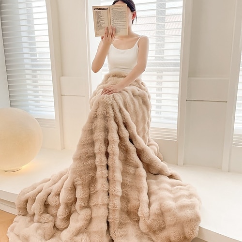 Plüschige Kaninchenfelldecke, weiche, doppellagige Kuscheldecke für Sofa, Bett, Büro oder zum Nickerchen, dicke, warme, flauschige Decke für Herbst- und Winterdekoration Image