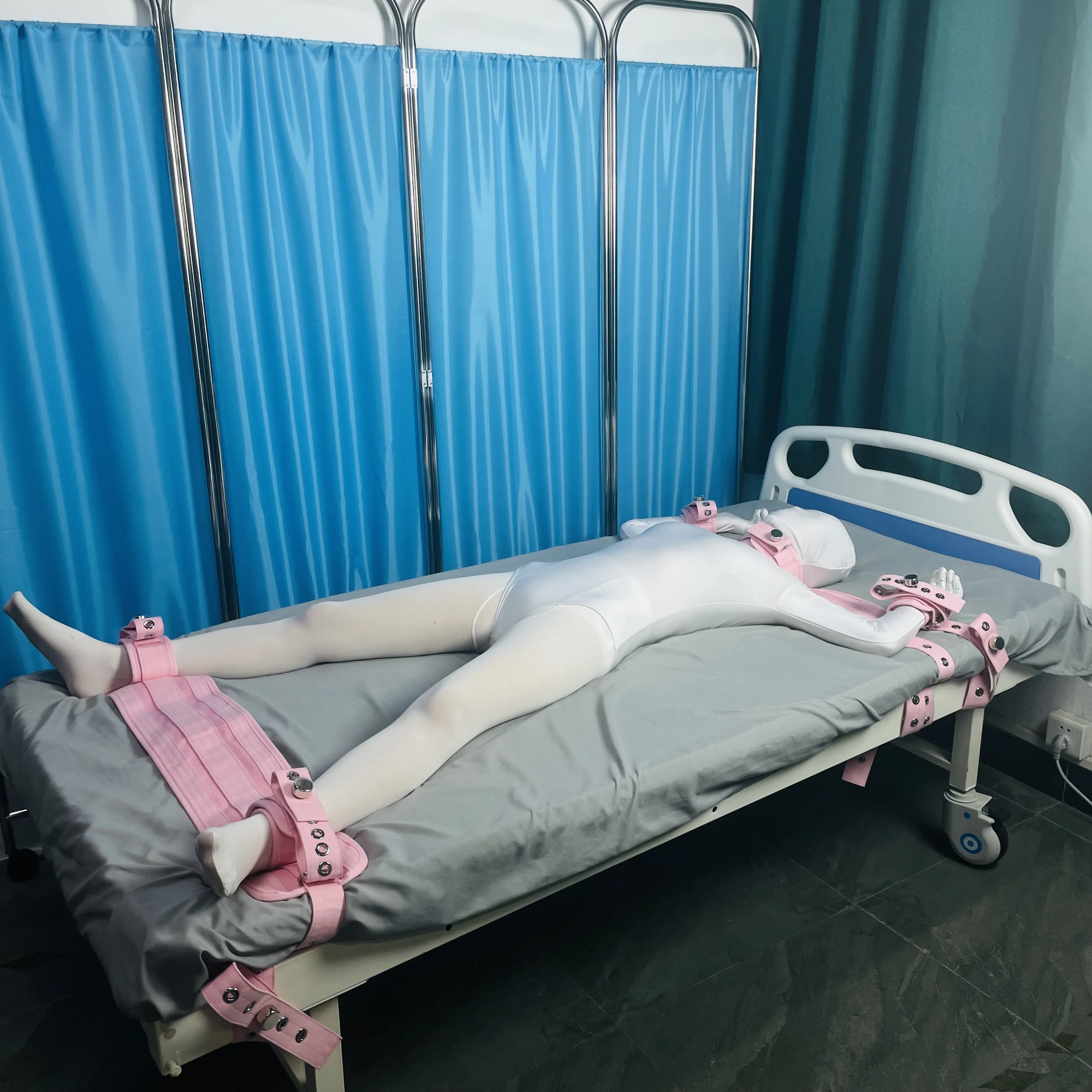 Rosafarbenes Set mit magnetischen Sicherungsfesseln, sichere und weiche medizinische Manschetten für Hände, Knöchel am Hals für Rühr- und Demenzpatienten Image