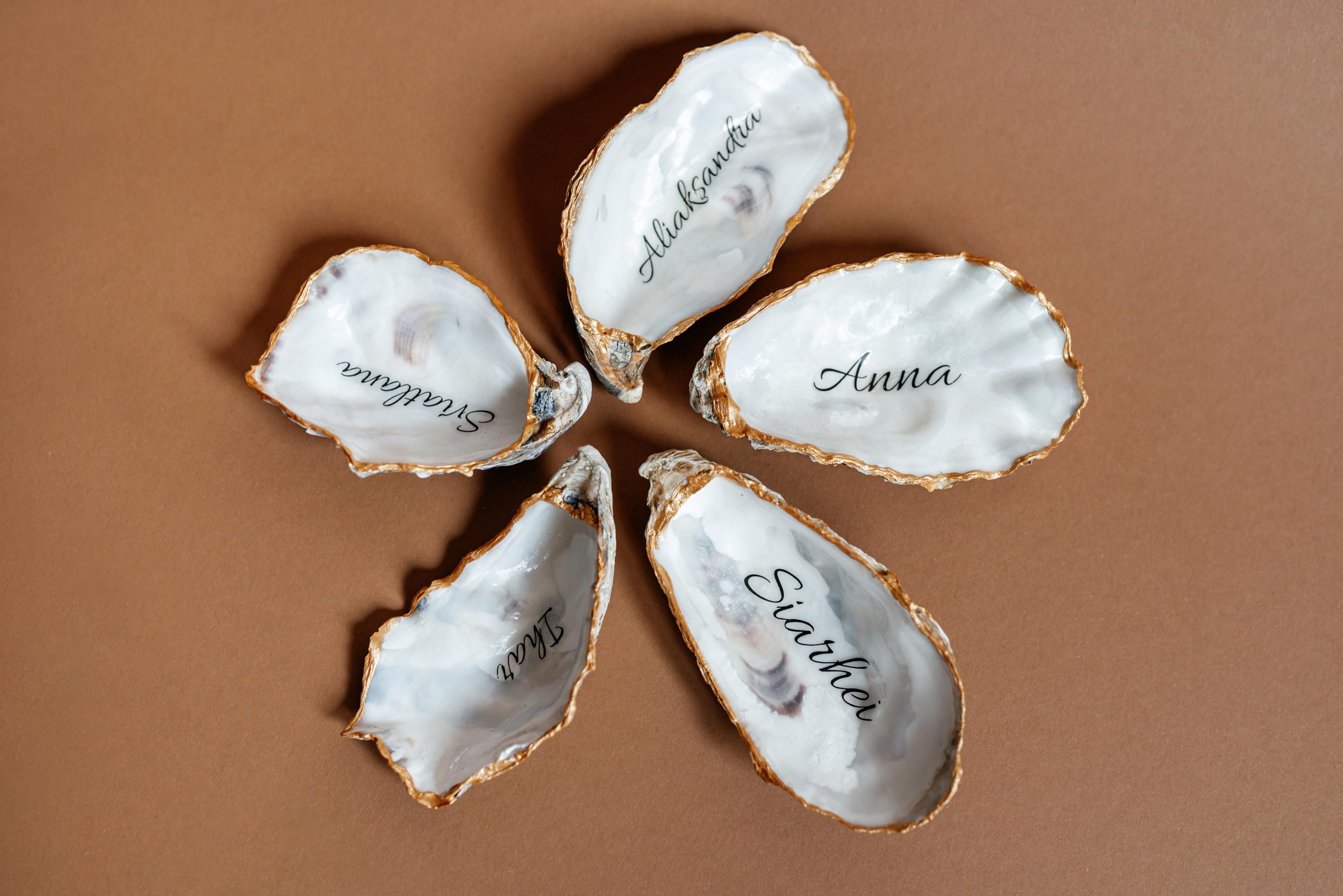 Segnaposto a forma di conchiglia d'ostrica, segnaposto con nome per matrimonio, conchiglia con bordo dorato come regalo per la sposa o decorazione per