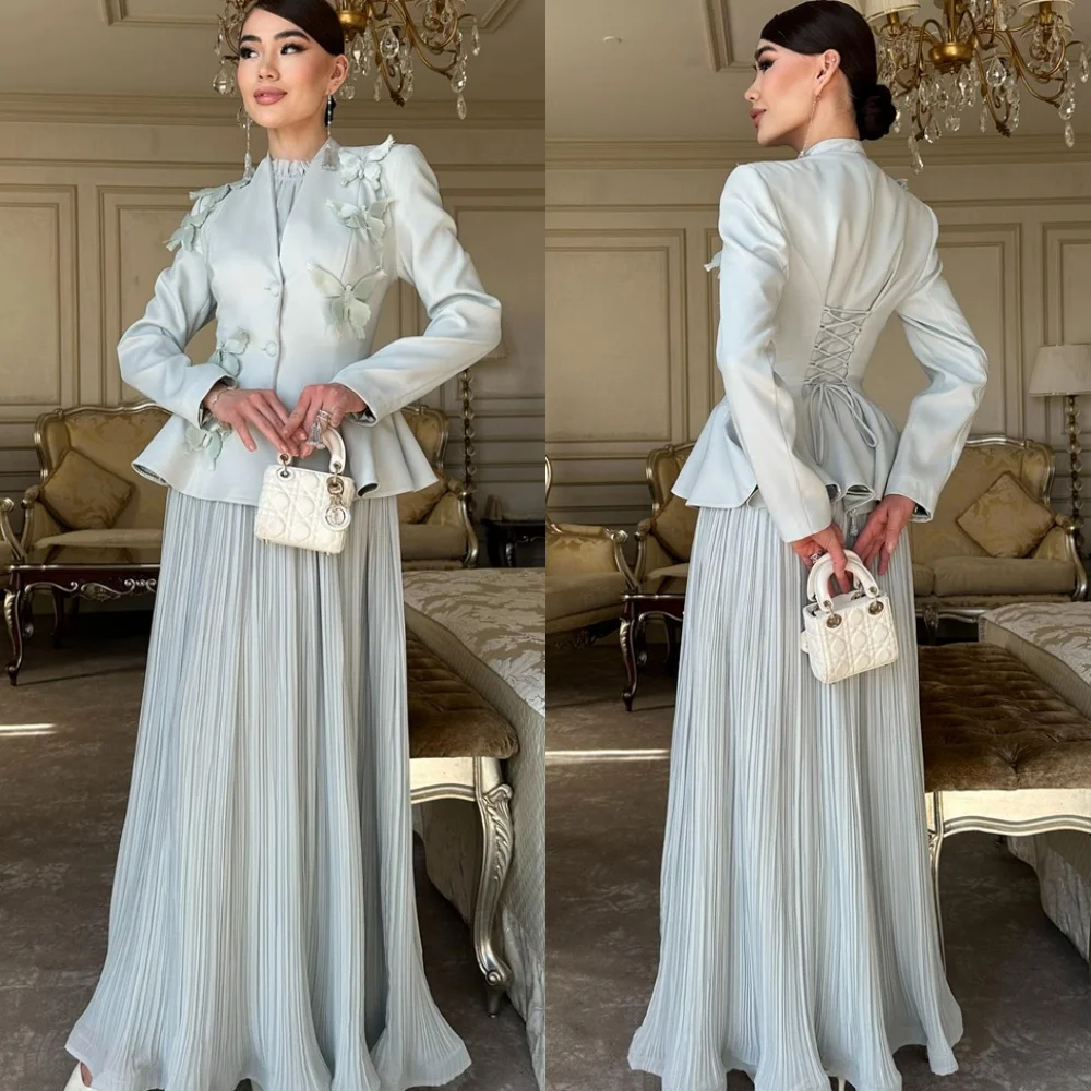 Maßgeschneidertes, hochwertiges hellblaues Jersey-Abendkleid mit hohem Ausschnitt, langen Ärmeln, Schnürung am Rücken und Knöpfen für besondere Anlässe Image