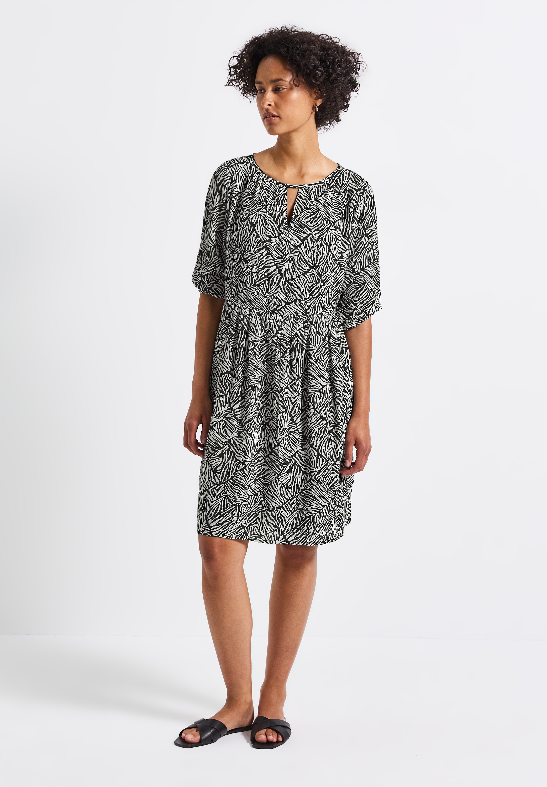 Tunikakleid STREET ONE, Damen, Gr. 46, EURO-Größen, grün (pine grove grün), Stoff, Obermaterial: 100% Viskose; Unterkleid: 100% Modal, bedruckt, normal knielang, Rundhals, Bündchen, Kleider, knielang