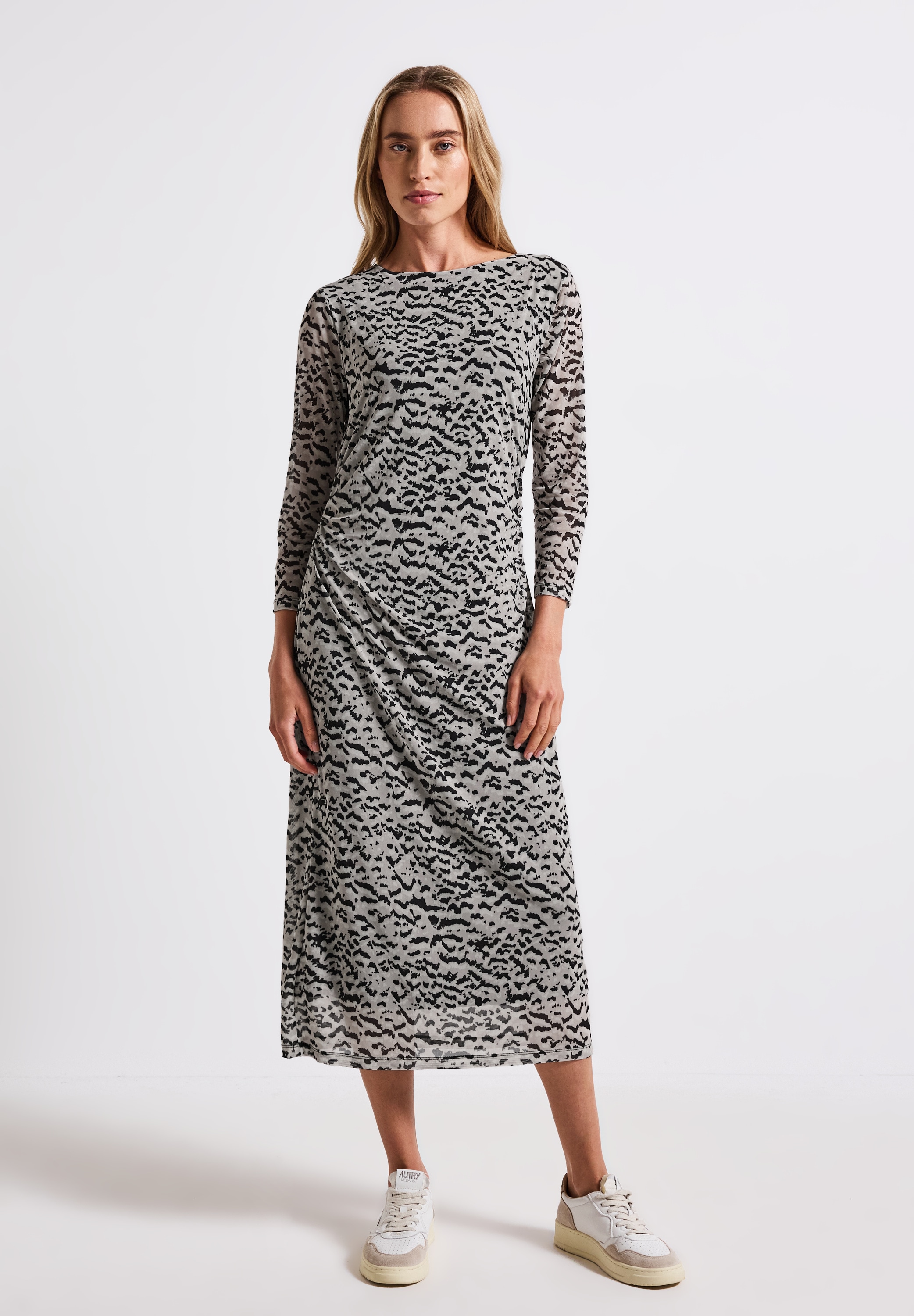 Midikleid STREET ONE, Damen, Gr. 44, EURO-Größen, beige (morning beige), Stoff, Obermaterial: 95% Polyester, 5% Elasthan; Unterkleid: 100% Viskose, bedruckt, normal wadenlang, U-Boot-Ausschnitt, abgesteppt, Kleider Midikleid, mit Taillierung