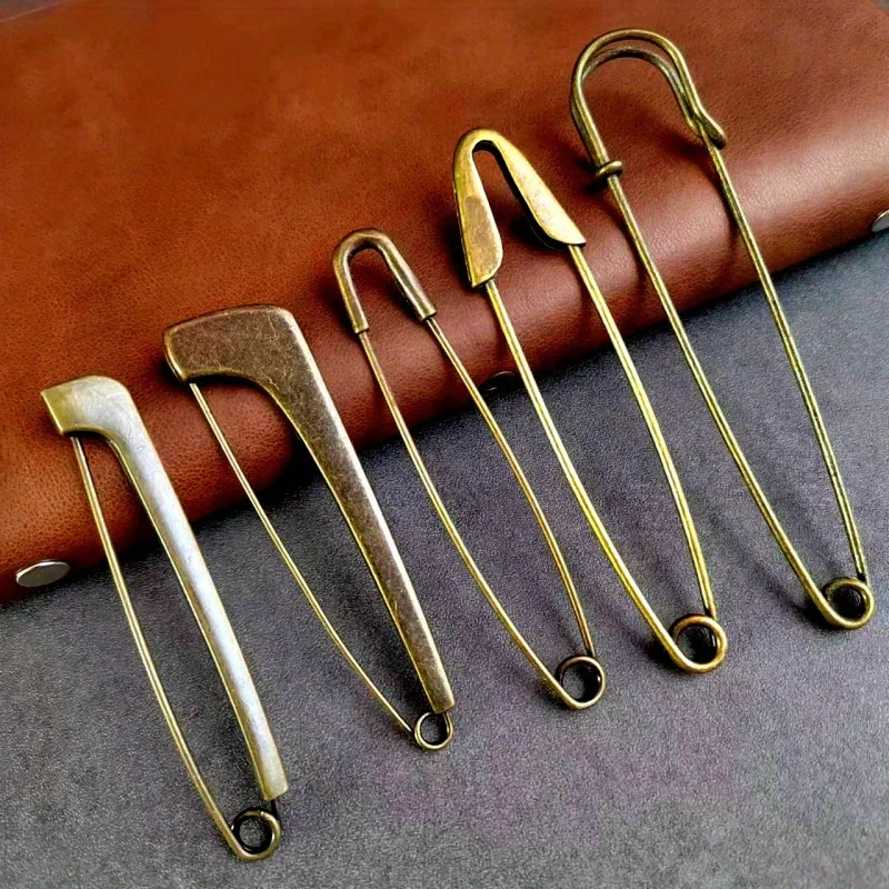 5 Stück zufällige Vintage-Grün-Bronze-Pullover-Schal-große Schnalle mit Buchstaben-Design, ein einfaches Accessoire für Lochschuhe