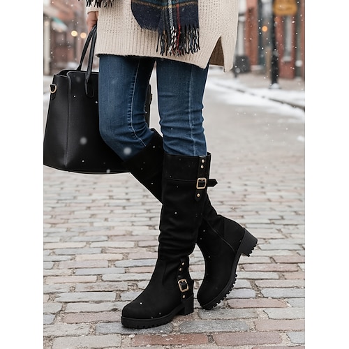 Rote Damen-Winterstiefel mit Schnalle, mittelhoch – weiches, warmes Futter, festlicher Weihnachtsstil, ideal für winterliche Streetwear, Urlaubsfotos und saisonale Feierlichkeiten Image
