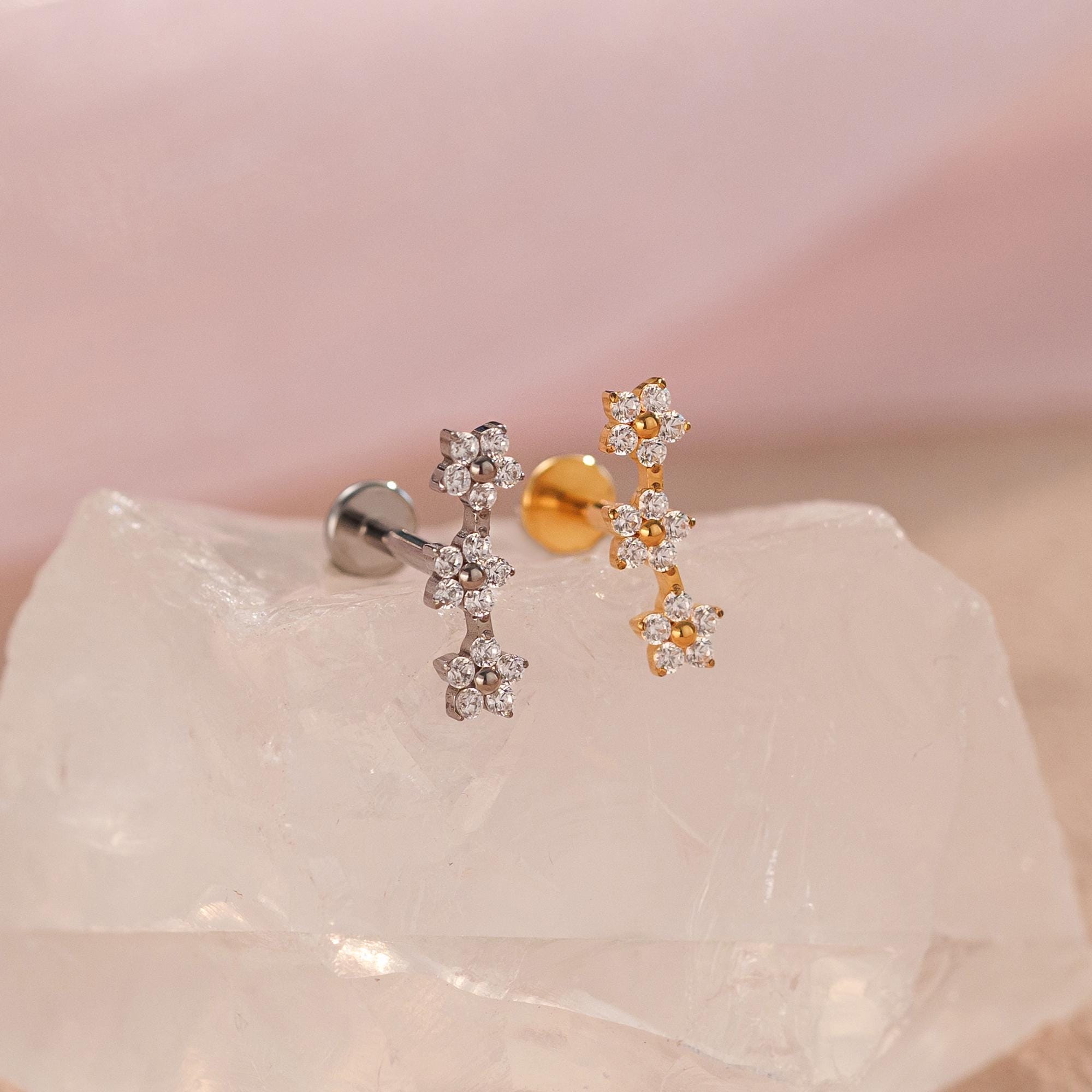 Orecchini a fiore in titanio con labret filettato * Orecchino con perno piatto * Perno per trago * Perno per elica * Perno con zirconi cubici * Perno