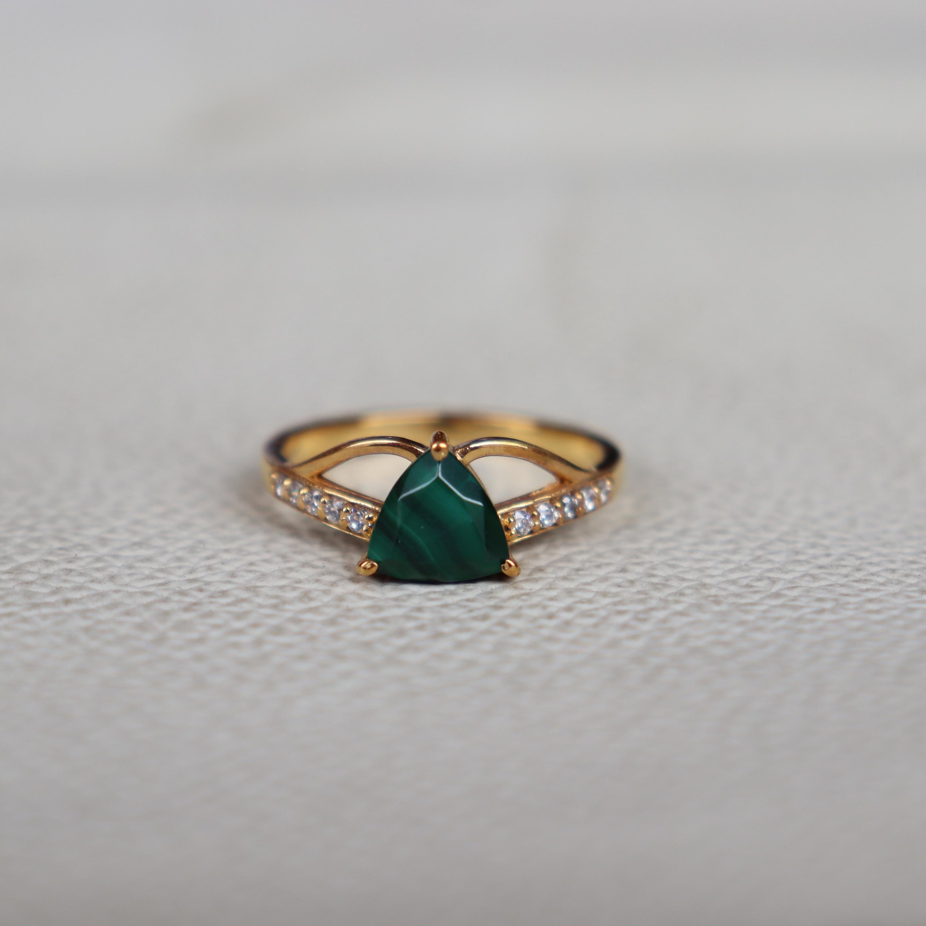 Anello in malachite naturale Trillion, anello ispirato alla natura, anello in argento 925, anello placcato in oro 14 carati, anello per lei, anello da