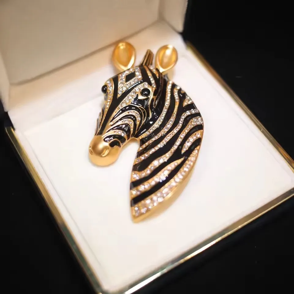 Vorgeliebte antike Zebra-Brosche, Anzug-Dekoration, Tierbroschen, Nischen-Luxus-Strass-Design-Anstecknadel für Männer und Frauen, Abzeichen Image