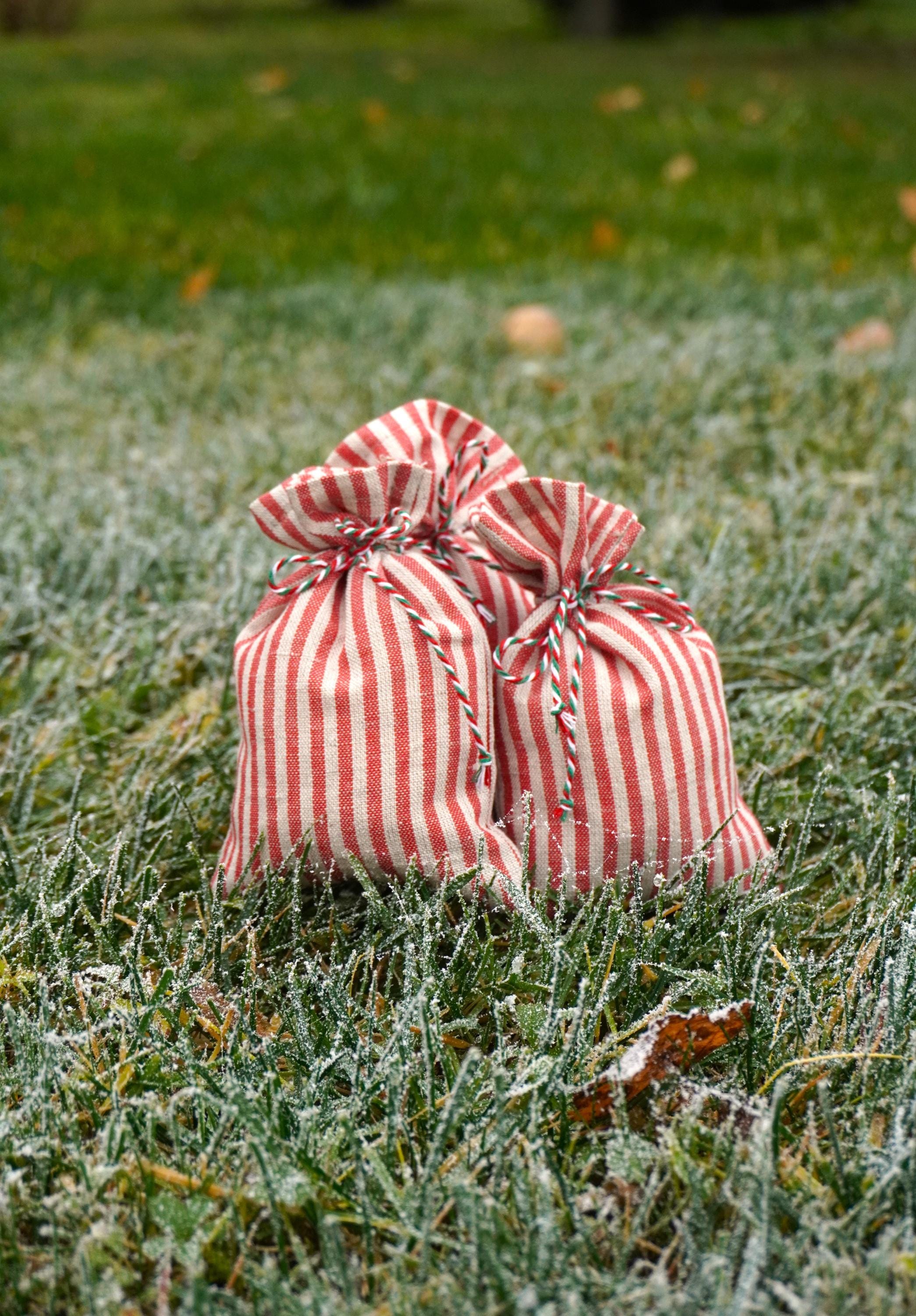 Set di 5 sacchetti regalo natalizi in lino a righe - Sacchetti a righe rosse, sacchetti riutilizzabili per bomboniere natalizie, confezioni rustiche f