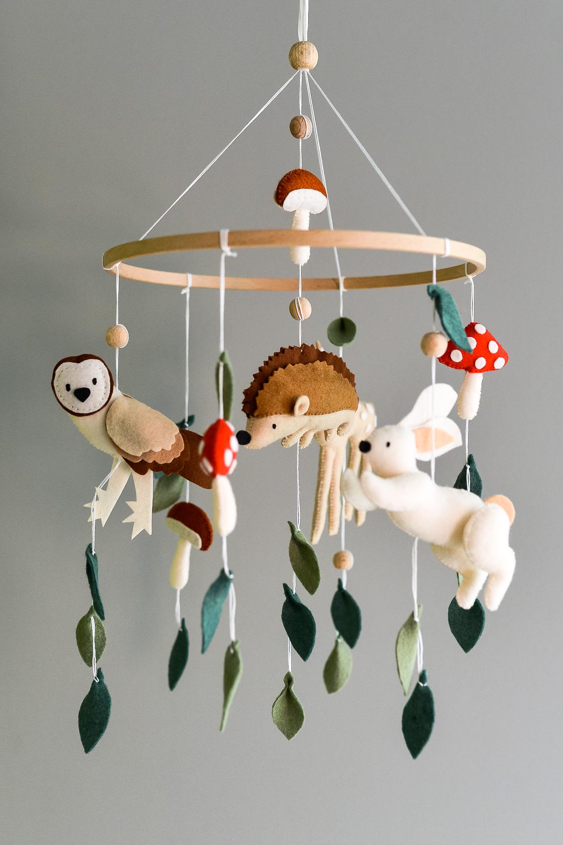 Mobile per neonati a tema foresta, mobile da favola, decorazione per cameretta a tema bosco, mobile per neonati in feltro fatto a mano, regalo per bab