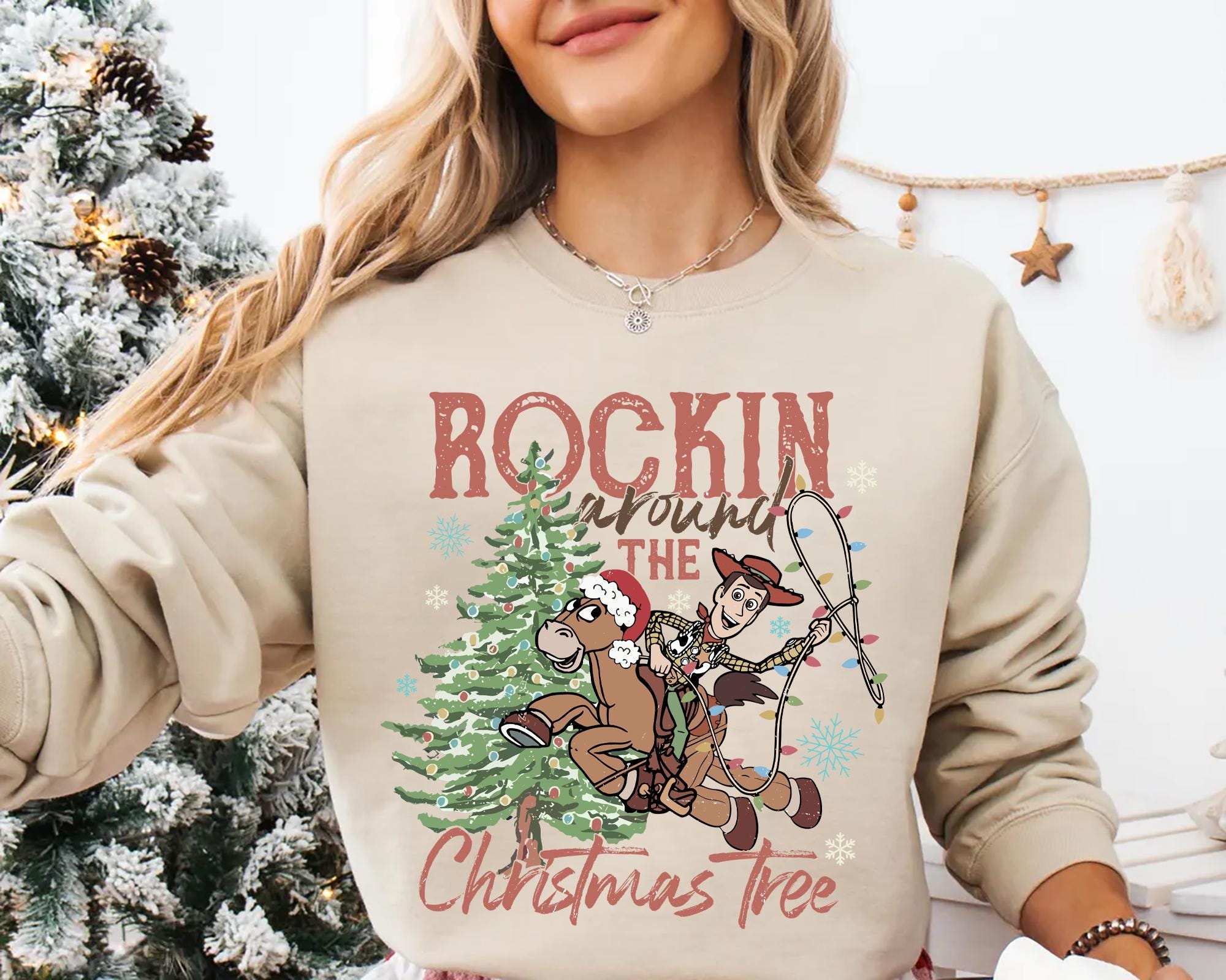 Toy Story Rockin Around the Christmas Tree Woody e Bullseye T-shirt, Disney Christmas Toy Story Tee, Cowboy Christmas Gift per gli amanti Disney