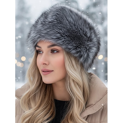 Weihnachtsmütze aus Kunstpelz für Damen – weich und warm, in verschiedenen Farben erhältlich, das perfekte Accessoire für die Winterfeiertage, eine stilvolle und kuschelige Kopfbedeckung für Weihnachtsfeiern und Veranstaltungen im Freien. Image