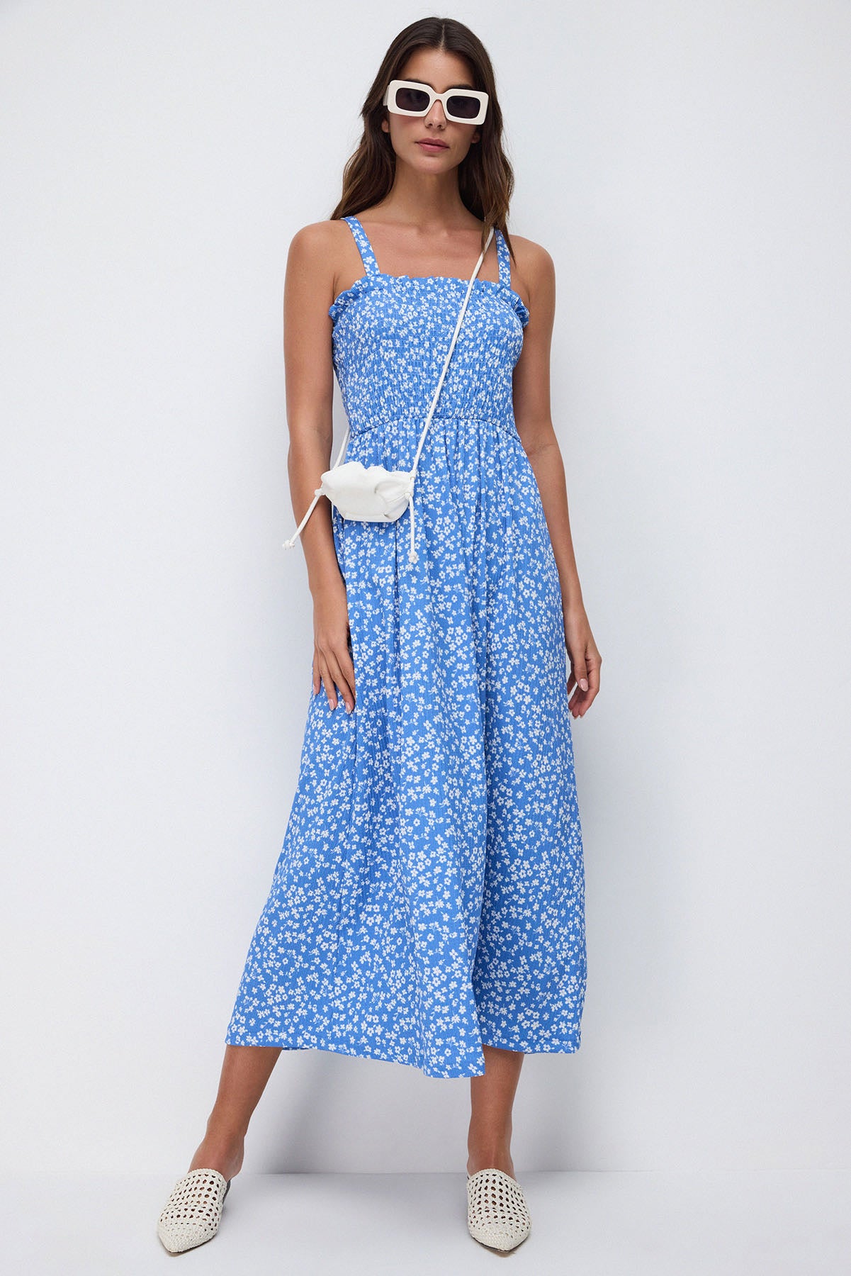 Langes Trägerkleid aus gemustertem Stoff Image