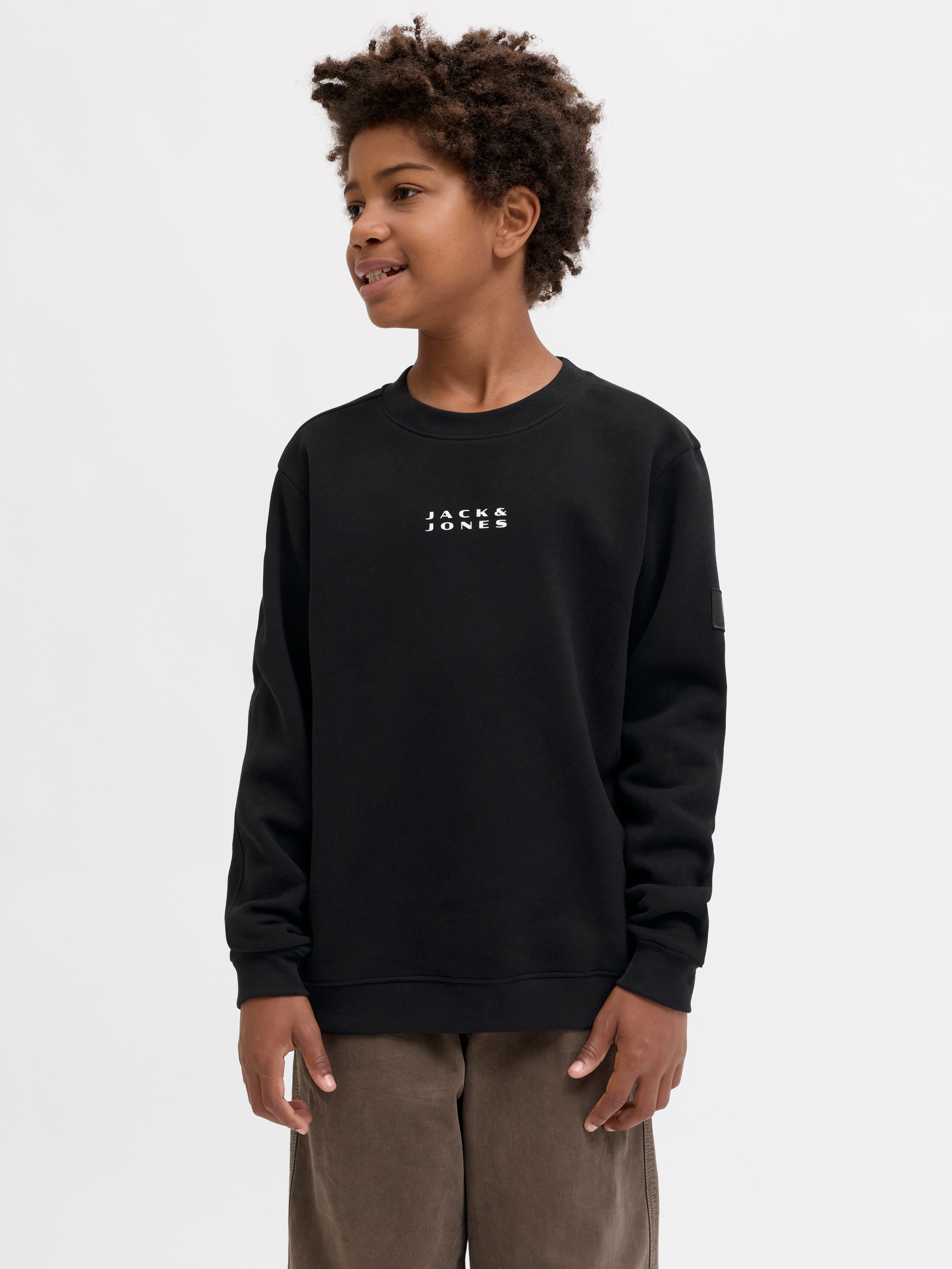 Sweatshirt JACK & JONES JUNIOR "JCOPOINT SWEAT BADGE CREW NECK BF JNR", Jungen, Gr. 140, schwarz print:jnr, angeraute Sweatware, Obermaterial: 72% Baumwolle, 28% Polyester, bedruckt, loose fit normal, Rundhals, Rippbündchen, Sweatshirts Sweatshirt
