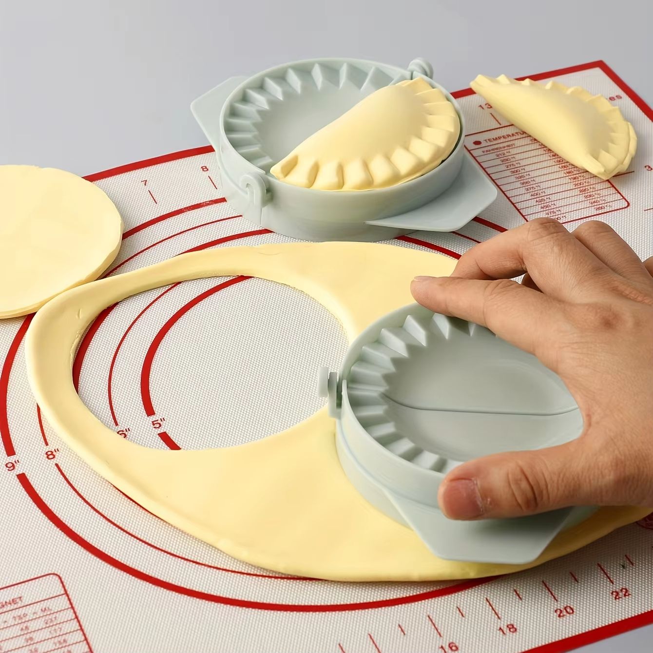 Kitchen Dumpling Maker Wrapper Presser Manual Dumpling Skin Mold Machine Ravioli Maker Press Pastry Maker Kitchen Gadget white