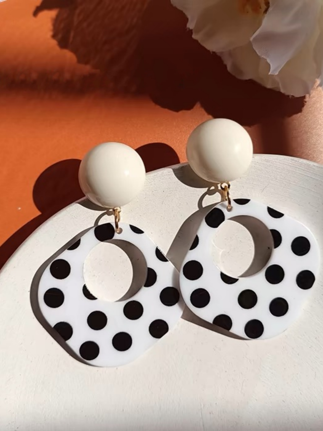 A Pair Of Black And White Large Polka Dot Hollow Geometric Shape Nostalgia Harbor Wind Earrings black White Dots