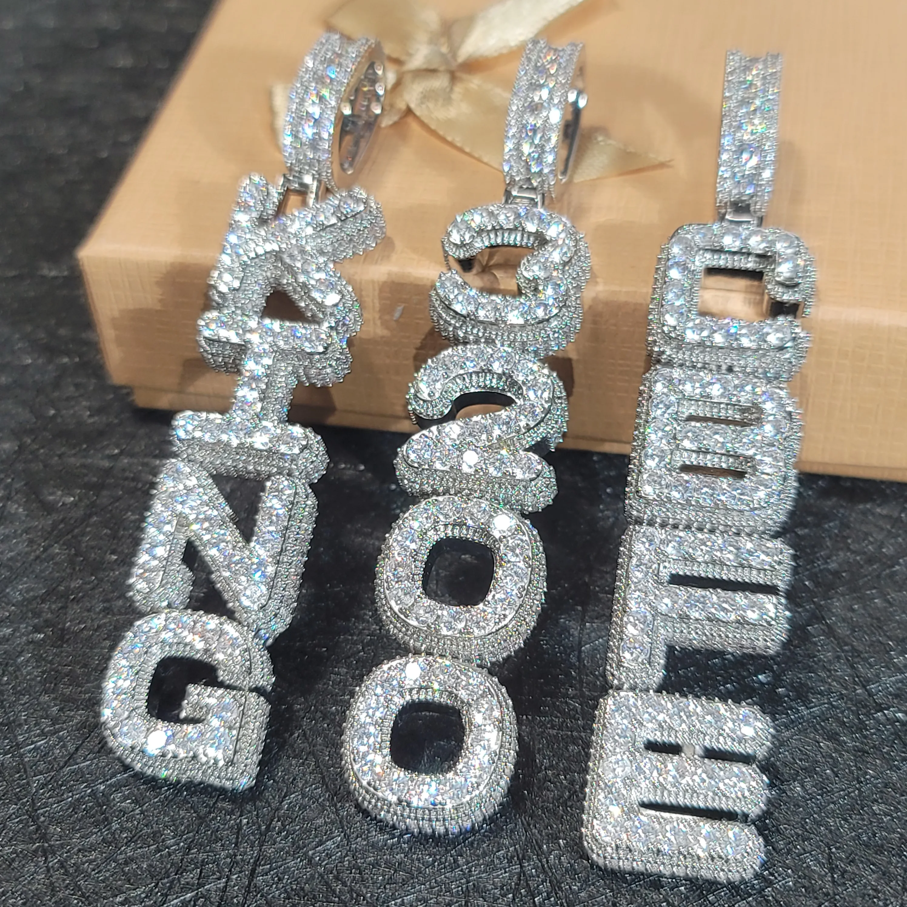 Benutzerdefinierte Name Vertikale Halskette Anhänger Mode Würfel Doppelschicht Wort Schmuck Personalisierte Iced Out Brief Nummer Kette Für Männer Image