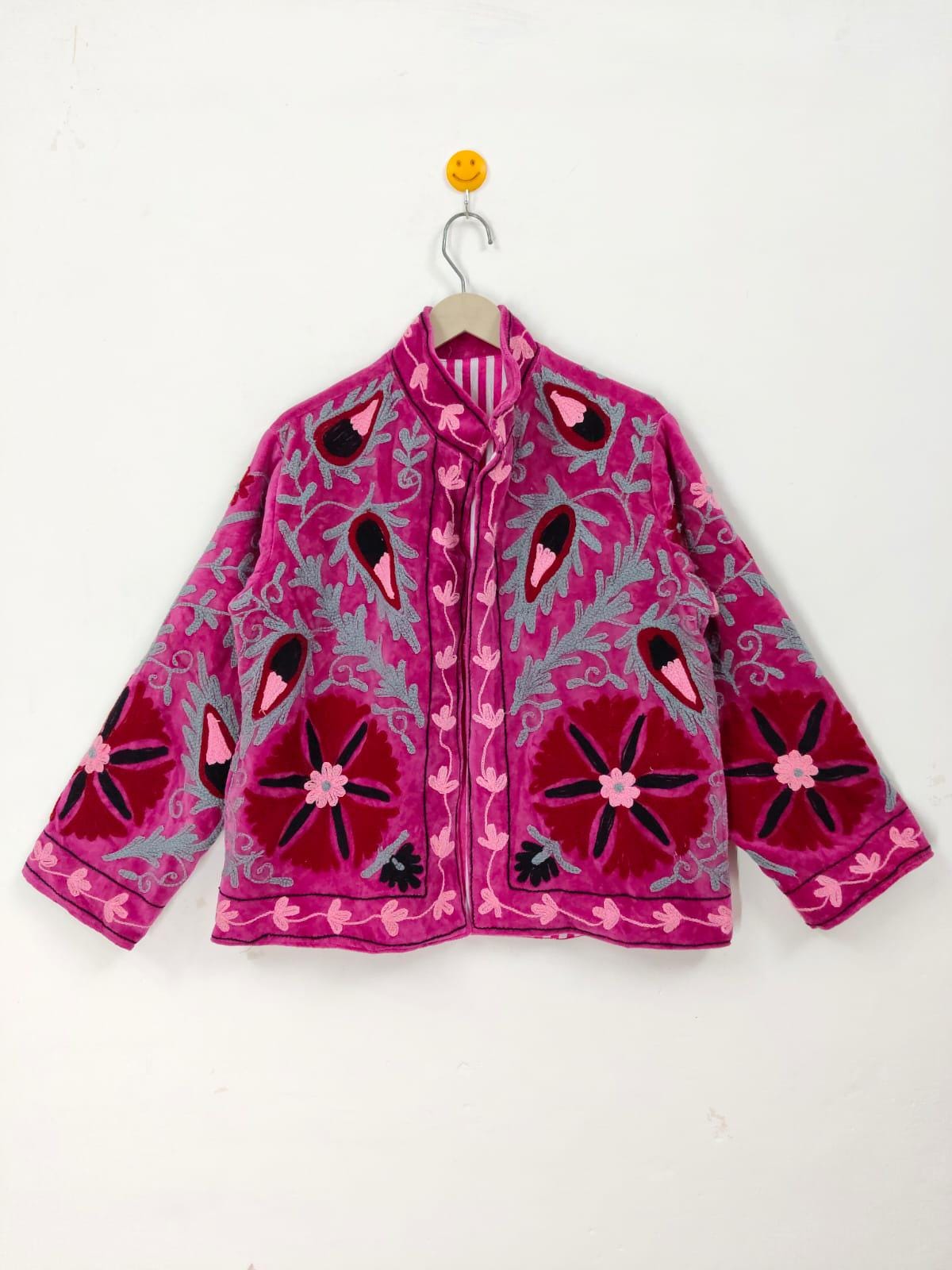Veste Suzani brodée à la main en velours - Veste Suzani en velours de coton, tissu velours - Manteau Suzani pour femme bohème - Veste Suzani brodée