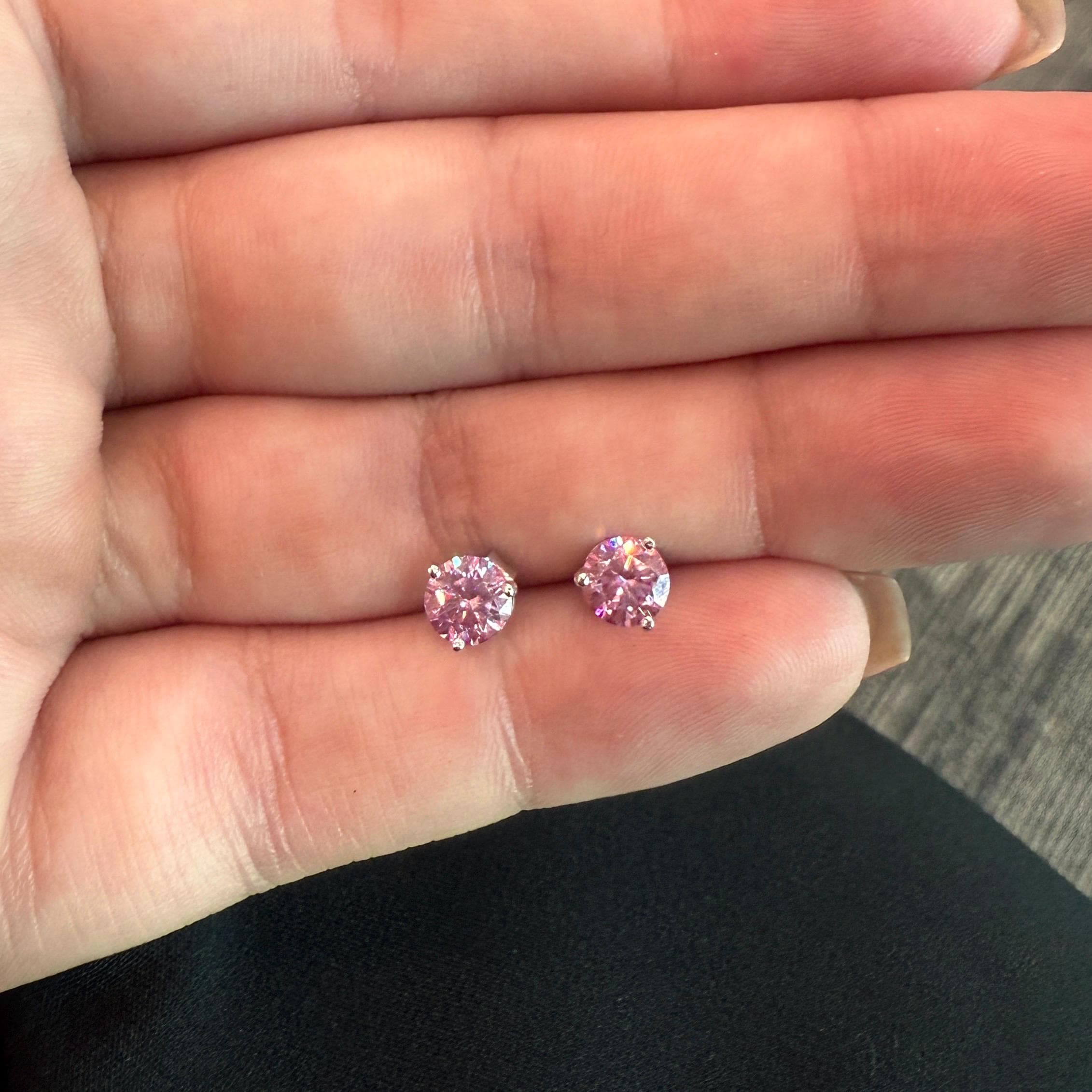 Rosa Moissanit Ohrstecker / runde Brilliant 3 Zacken Martini Ohrringe / Sterling Silber Ohrstecker / 5 mm 1 ctw und 6.5 mm 2 ctw