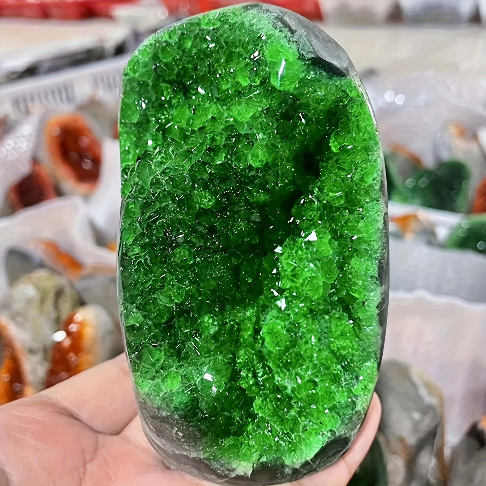 Eine realistische grüne Kristallsteincluster – massive Kristallstruktur, polierte Kanten, tiefgrüne Innenseite, langlebiges Steinbild Image