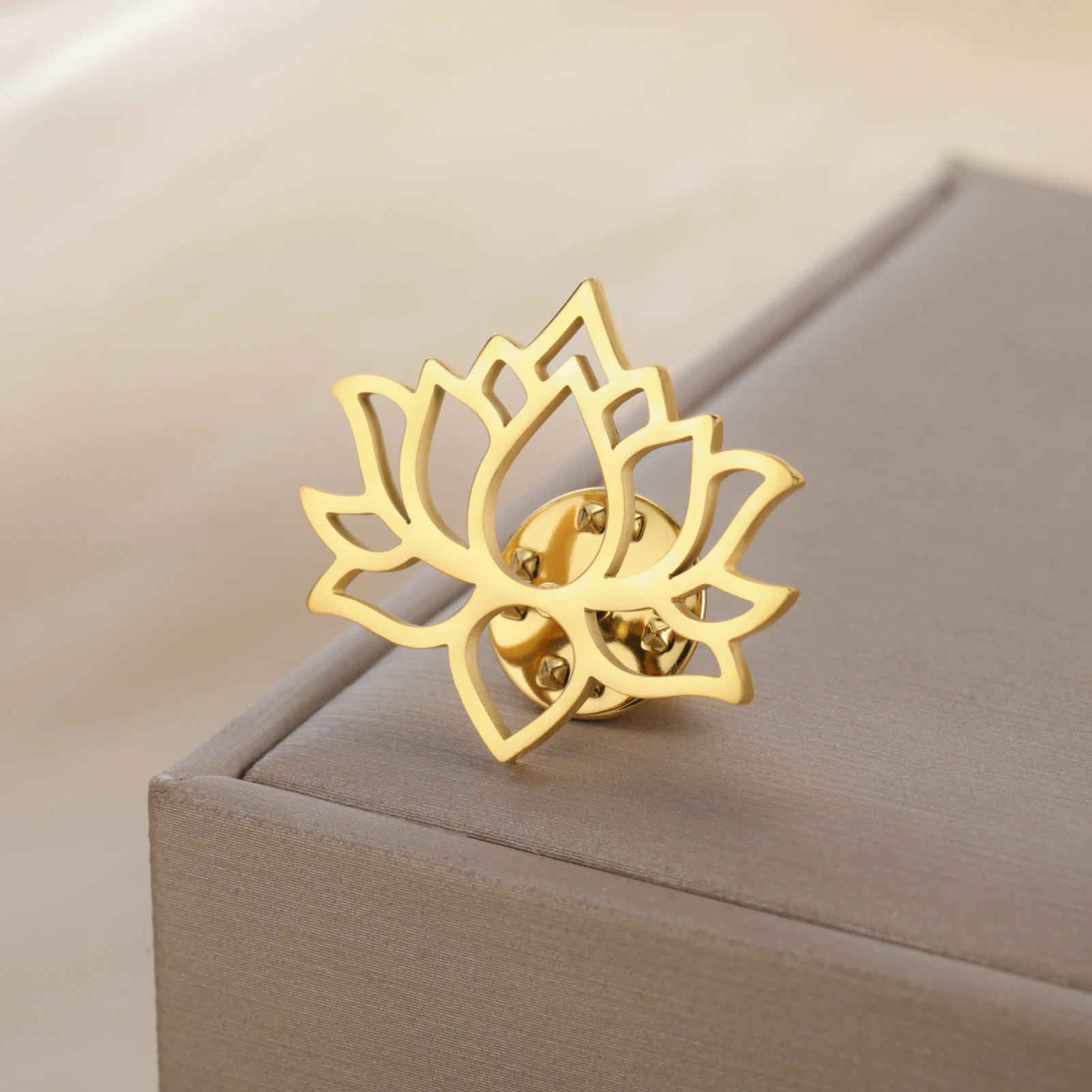 Skyrim Lotus Blume frauen Brosche Edelstahl Gold Farbe Anzug Abzeichen Revers Pin Yoga Buddhismus Amulett Zubehör Großhandel