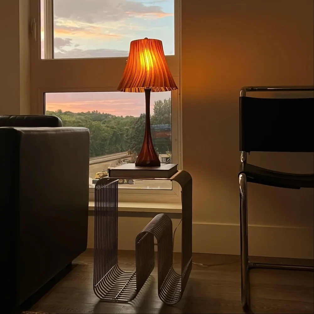 Moderner industrieller Beistelltisch aus Metall mit Stauraum, geometrisches Design, kompakter Akzenttisch für kleine Räume, Wohnzimmer und Schlafzimmer Image