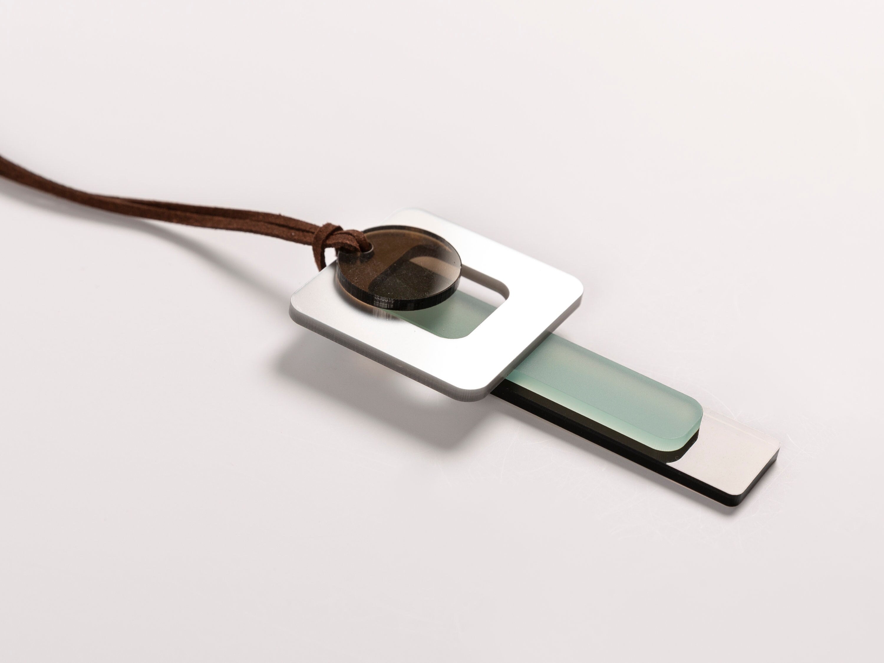 Collana con ciondolo geometrico moderno in acrilico: gioielli leggeri tagliati al laser