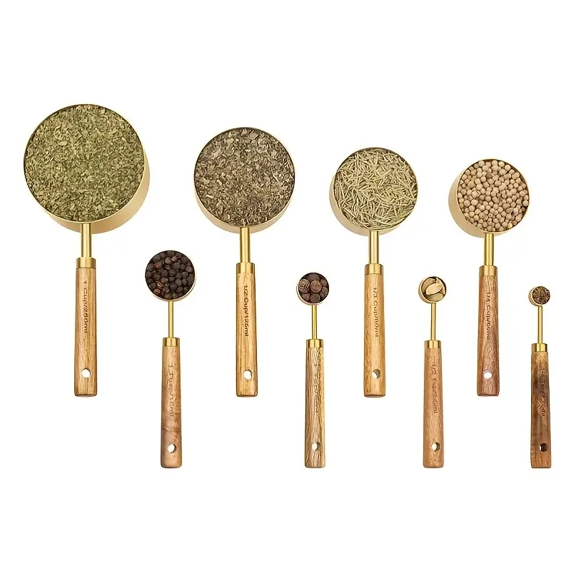 Messbecher und Löffel, goldene Messbecher aus Edelstahl mit Holzgriffen Image