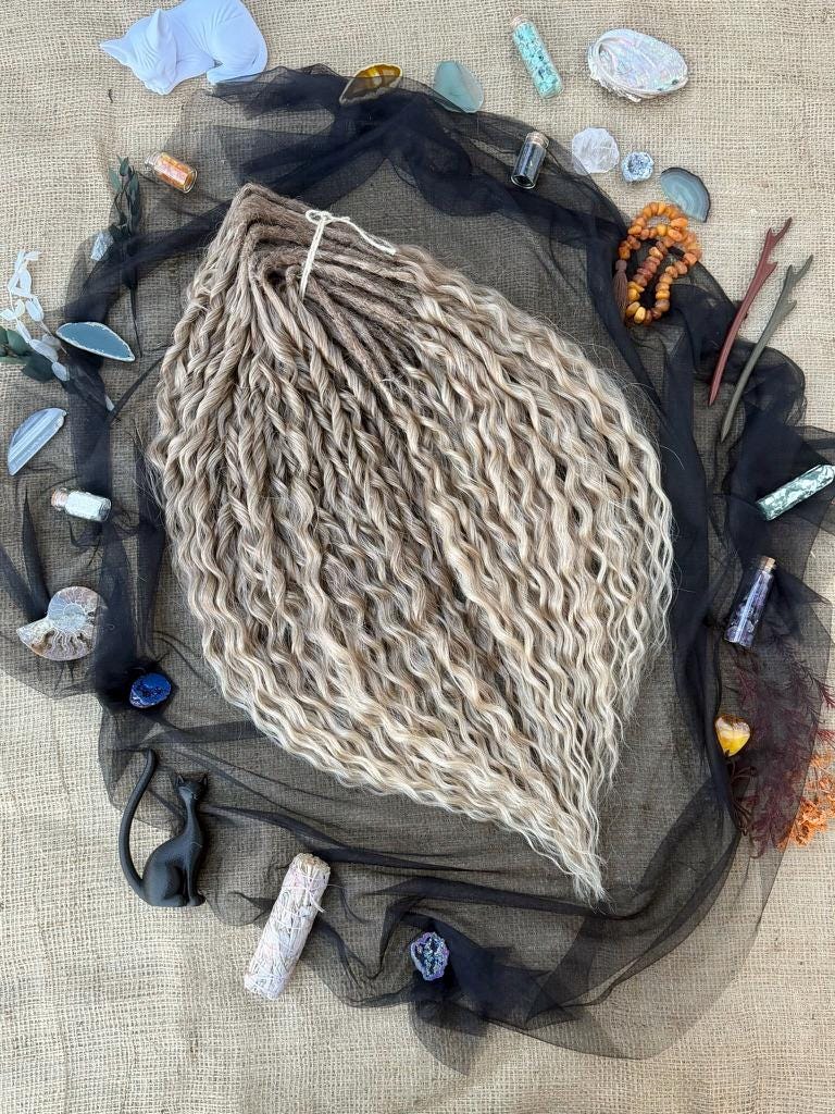 Dreadlock ricci, 24 pollici, extension sintetiche ondulate color biondo caramello, ciocche all'uncinetto boho a doppia estremità per un look naturale