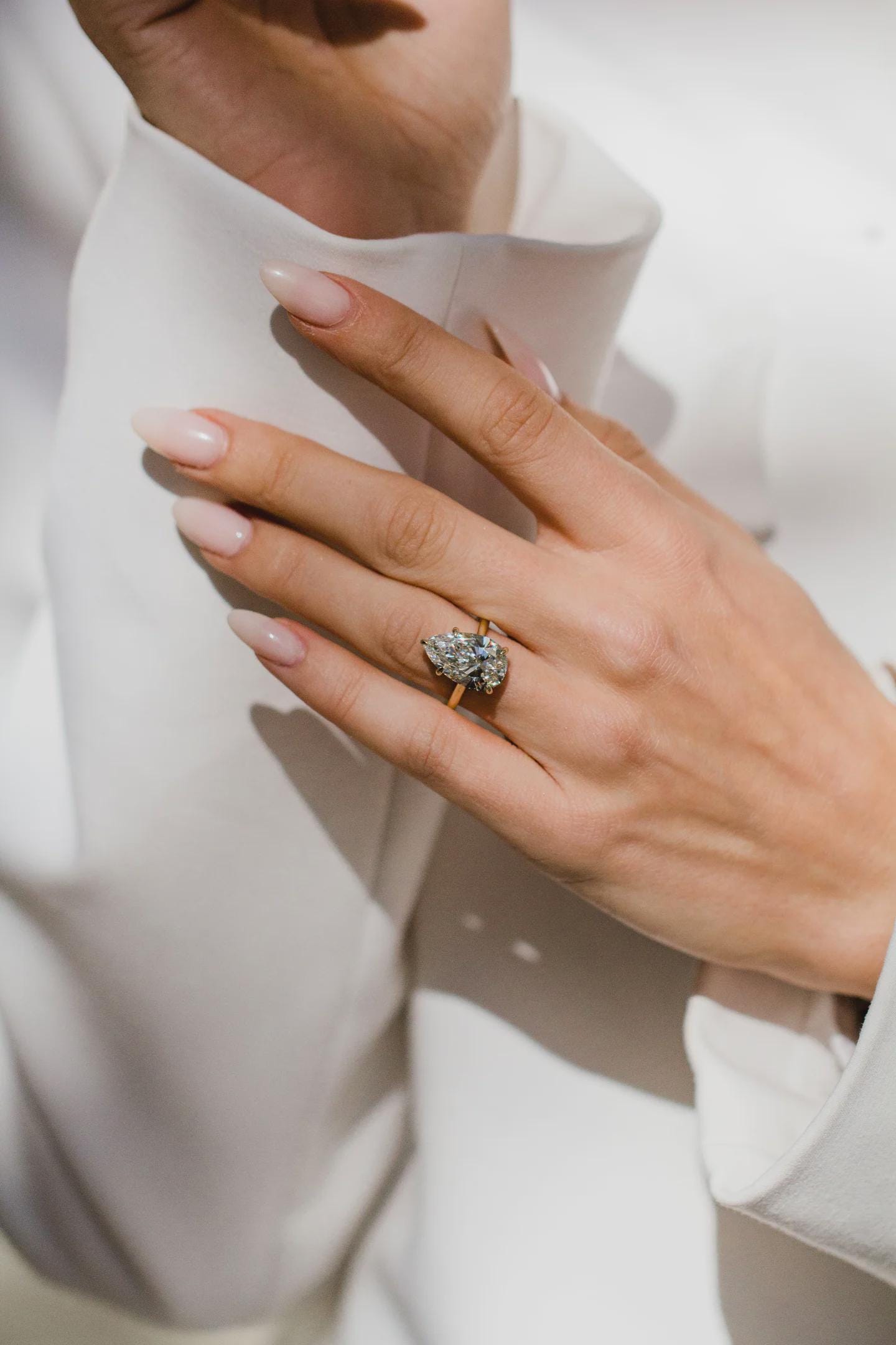 Anello con diamante a forma di pera da 6 carati, creato in laboratorio: incastonatura a griffe in oro giallo 14 carati, certificato IGI