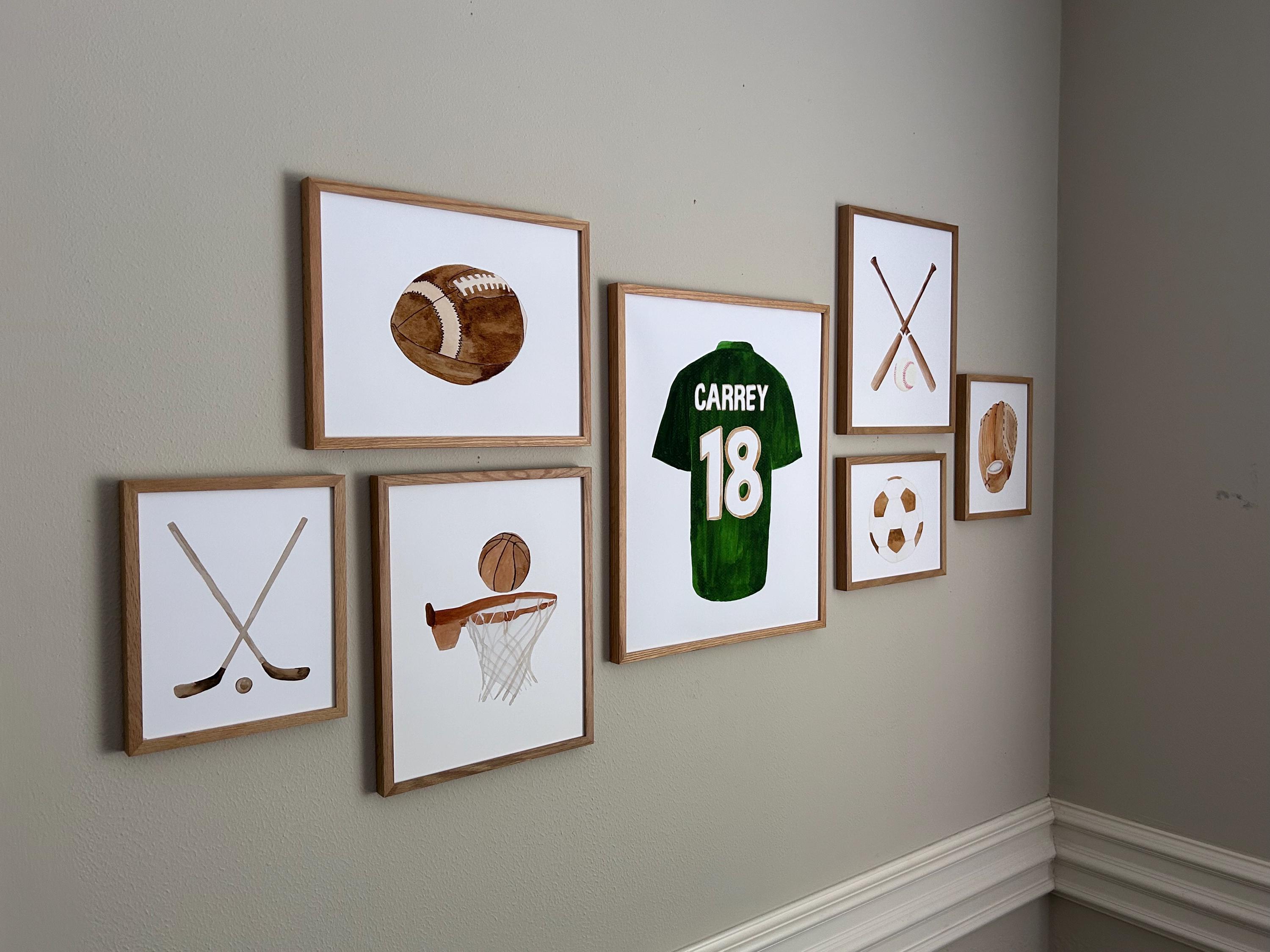 Set di 7 stampe artistiche da parete personalizzate con motivi sportivi ad acquerello, decorazioni per maglie da basket, hockey, calcio, football e ba