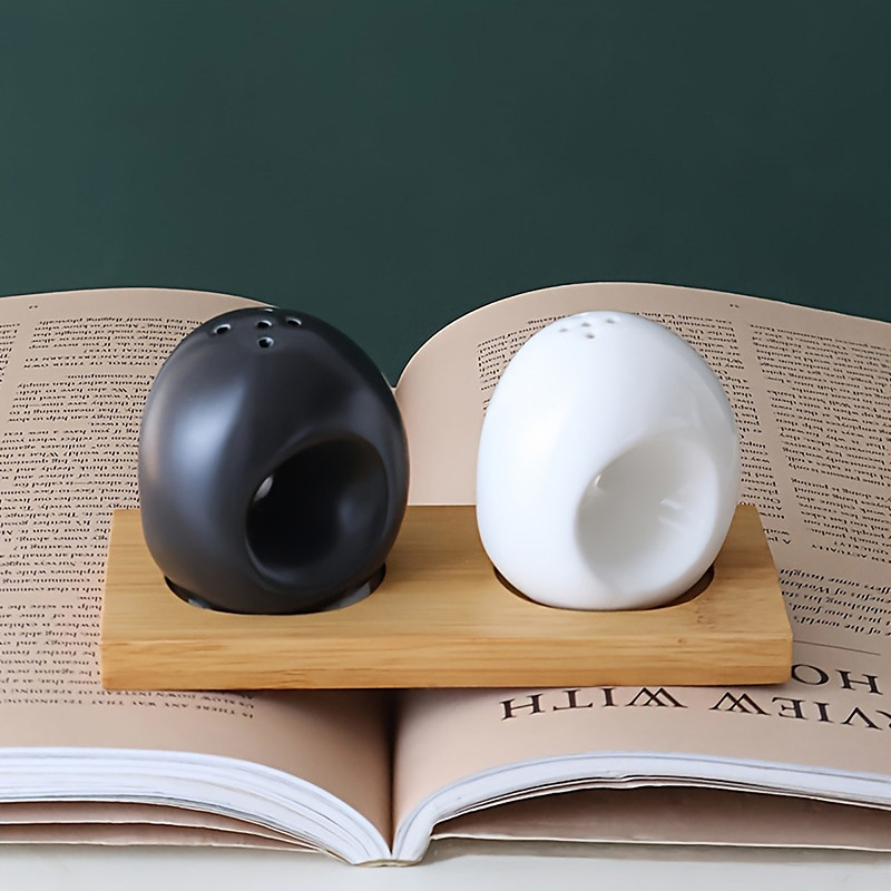 2pcs Garlic Fun Ceramic Seasoning Jar Salt Shaker Pepper Shaker Novelty Seasoning Jar Kitchen Spice Container for Outdoor Picnics Barbecues Restaurants Kitchens Kawaii Egg Designs Unique Kit